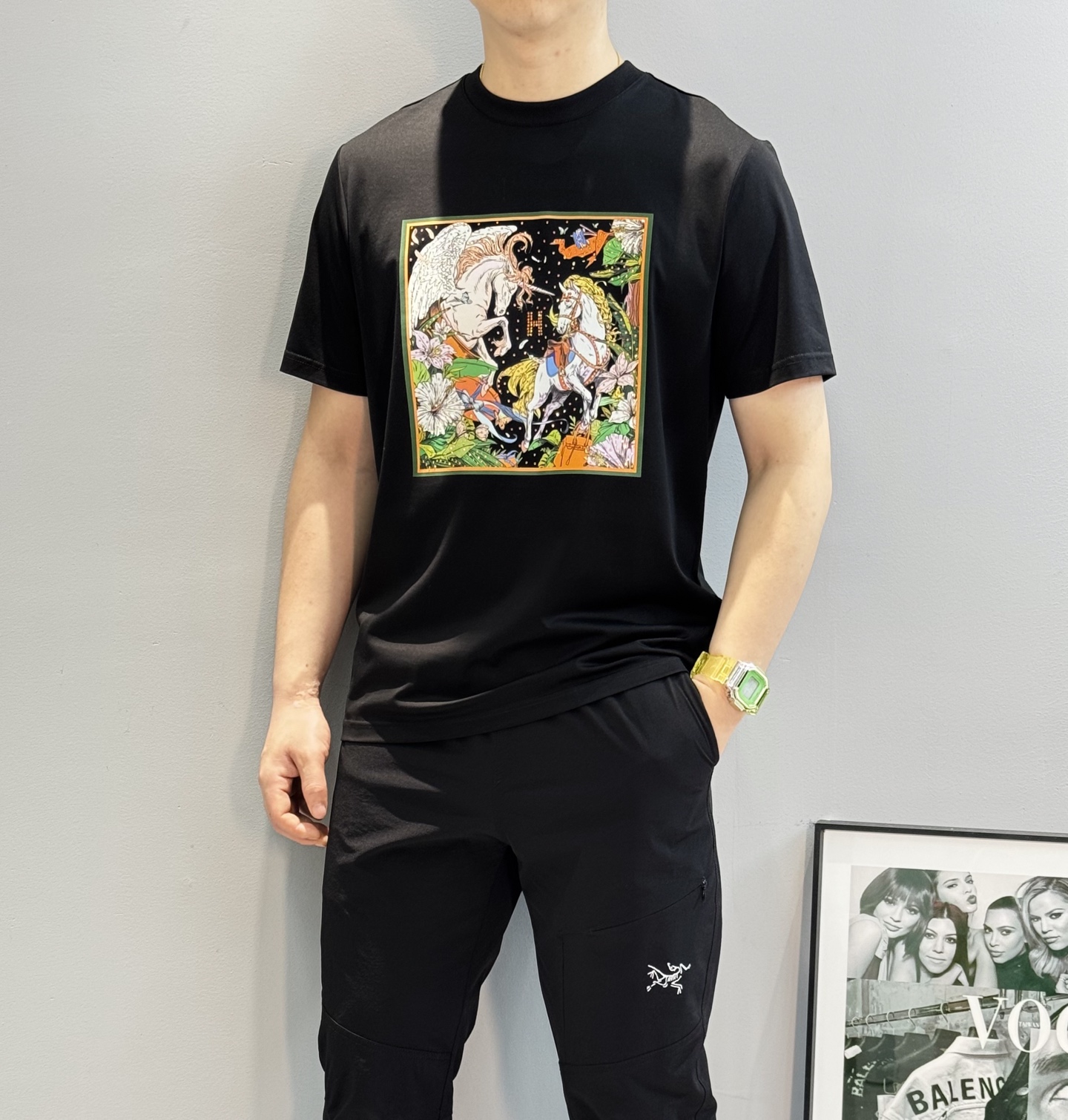 
        HERME*爱马25s夏季新款丝光棉短袖.高版本推荐！胸前色彩印花图腾绽放别样风格，高