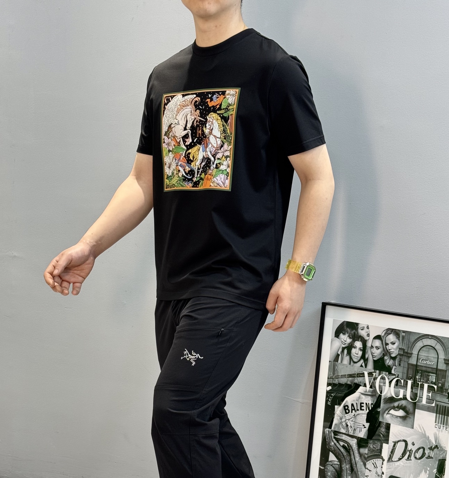 
        HERME*爱马25s夏季新款丝光棉短袖.高版本推荐！胸前色彩印花图腾绽放别样风格，高