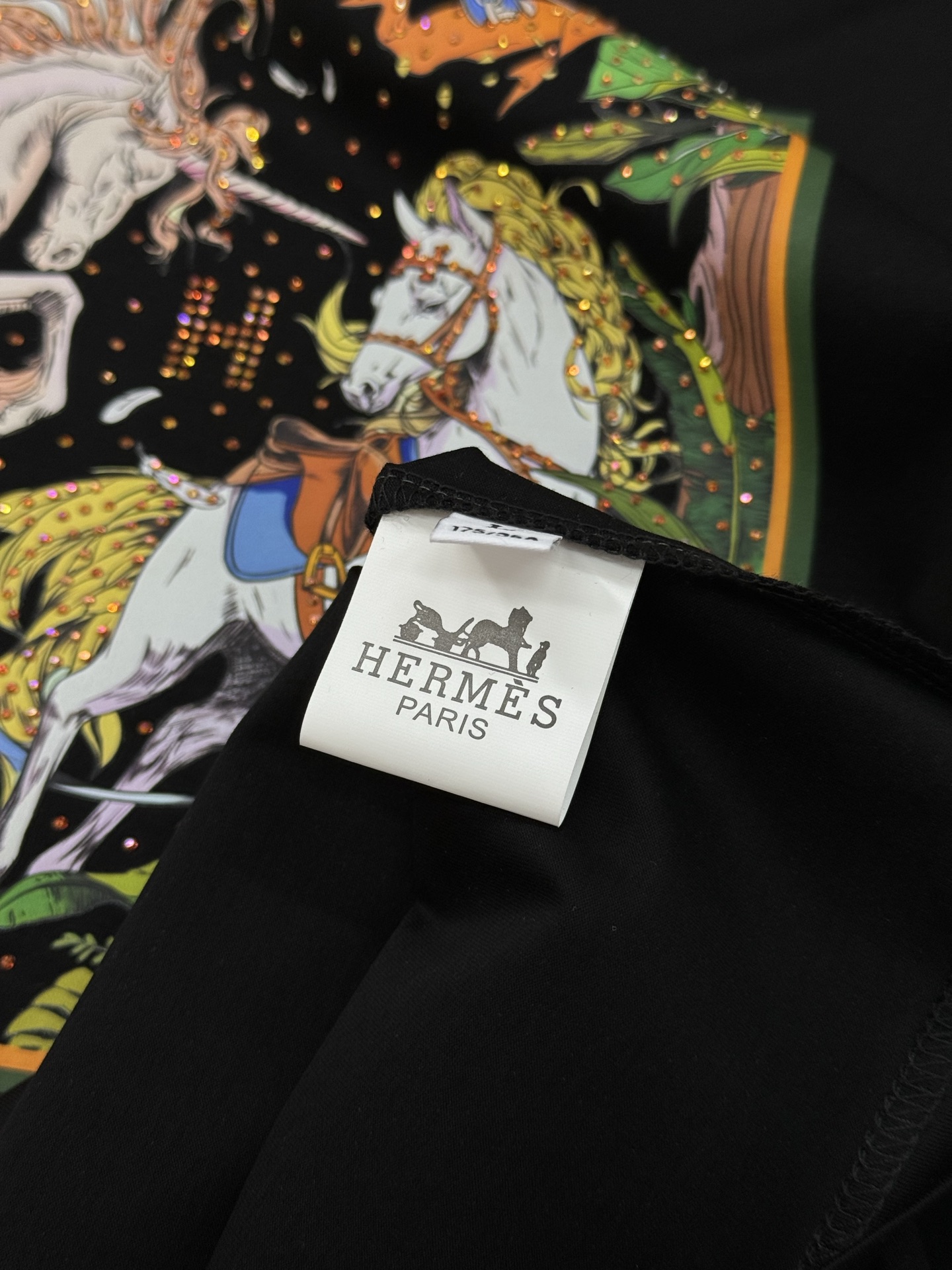 
        HERME*爱马25s夏季新款丝光棉短袖.高版本推荐！胸前色彩印花图腾绽放别样风格，高