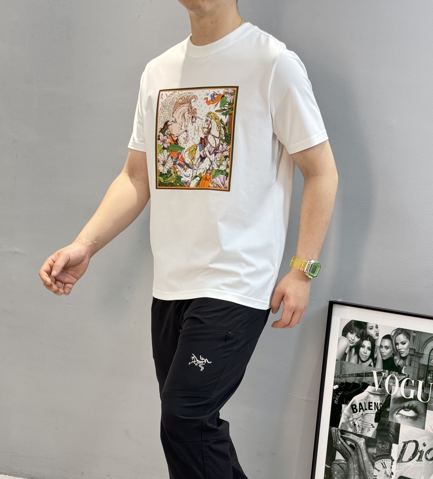 
        HERME*爱马25s夏季新款丝光棉短袖.高版本推荐！胸前色彩印花图腾绽放别样风格，高
