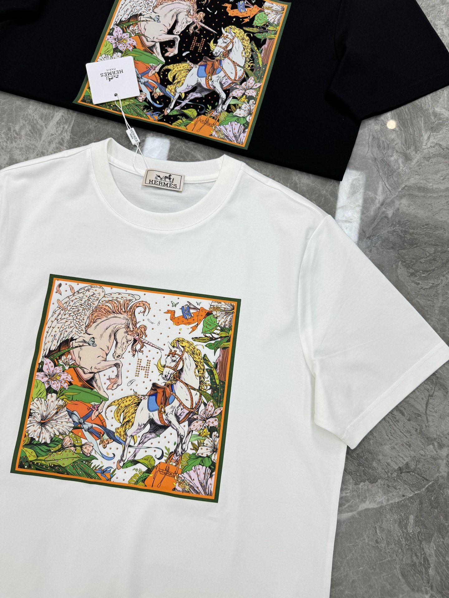 
        HERME*爱马25s夏季新款丝光棉短袖.高版本推荐！胸前色彩印花图腾绽放别样风格，高
