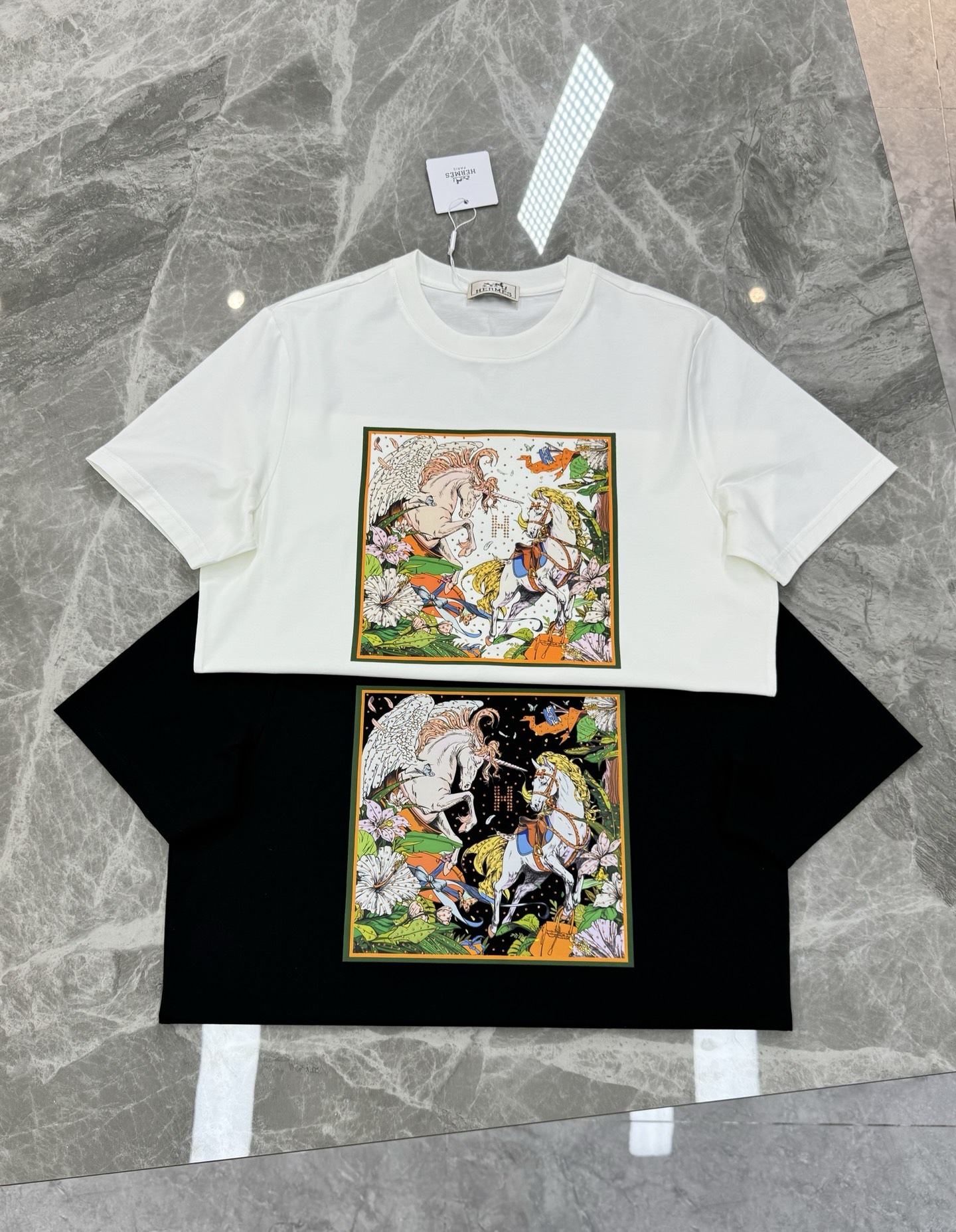 
        HERME*爱马25s夏季新款丝光棉短袖.高版本推荐！胸前色彩印花图腾绽放别样风格，高