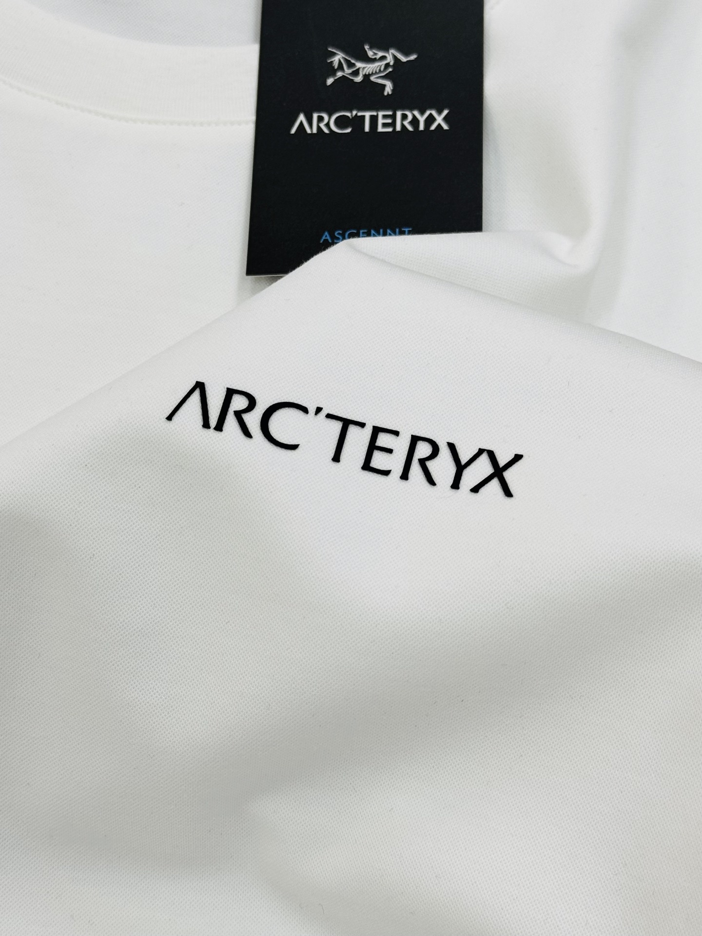 短袖 短裤
        ARC'TERY*始祖-鸟25s夏季丝光短袖..优选180g丝光棉质面料，柔
