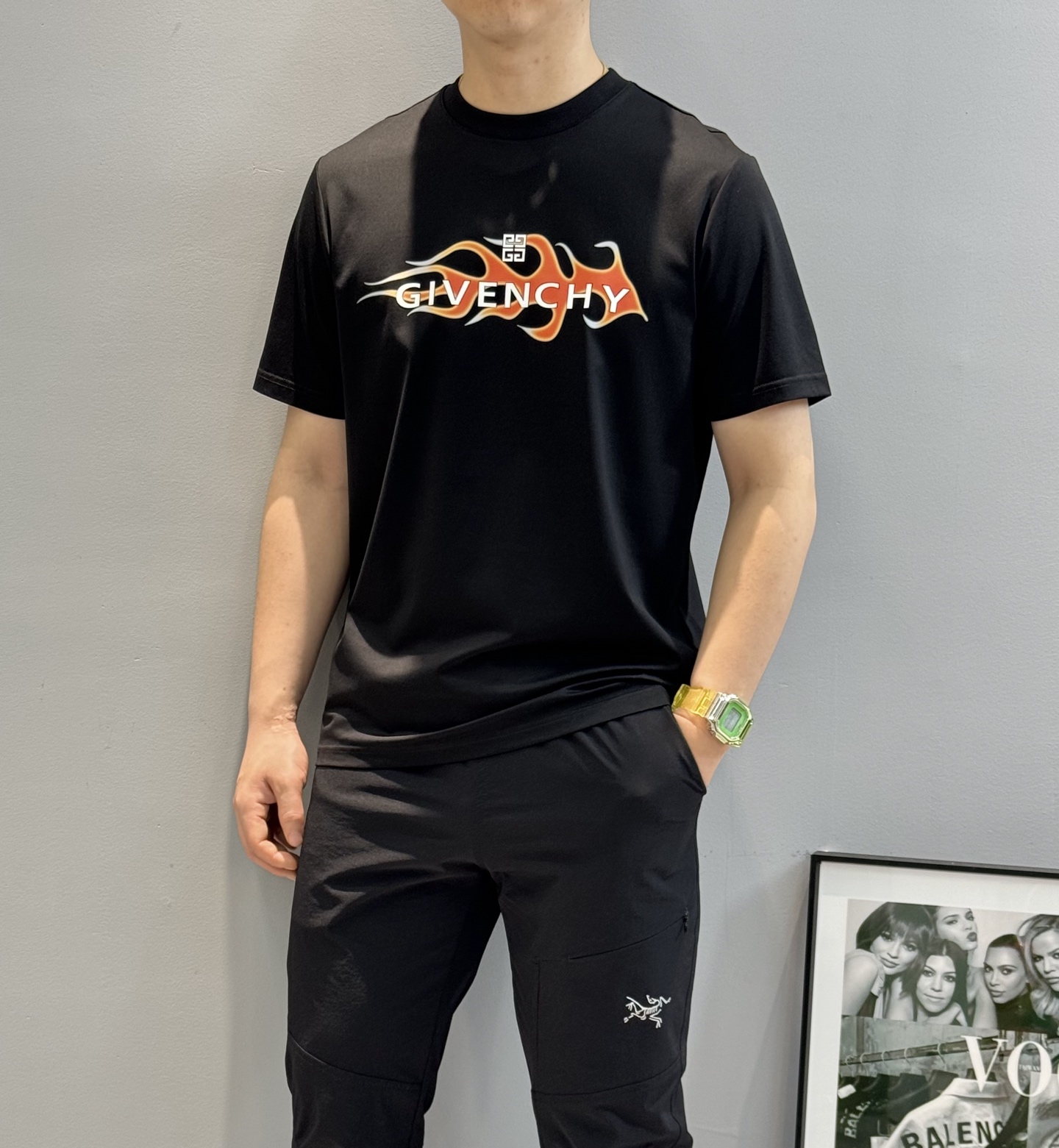 
        Givench*y纪梵希2025s新品丝光棉短袖T恤，胸前品牌字母图形高温烫画设计.减