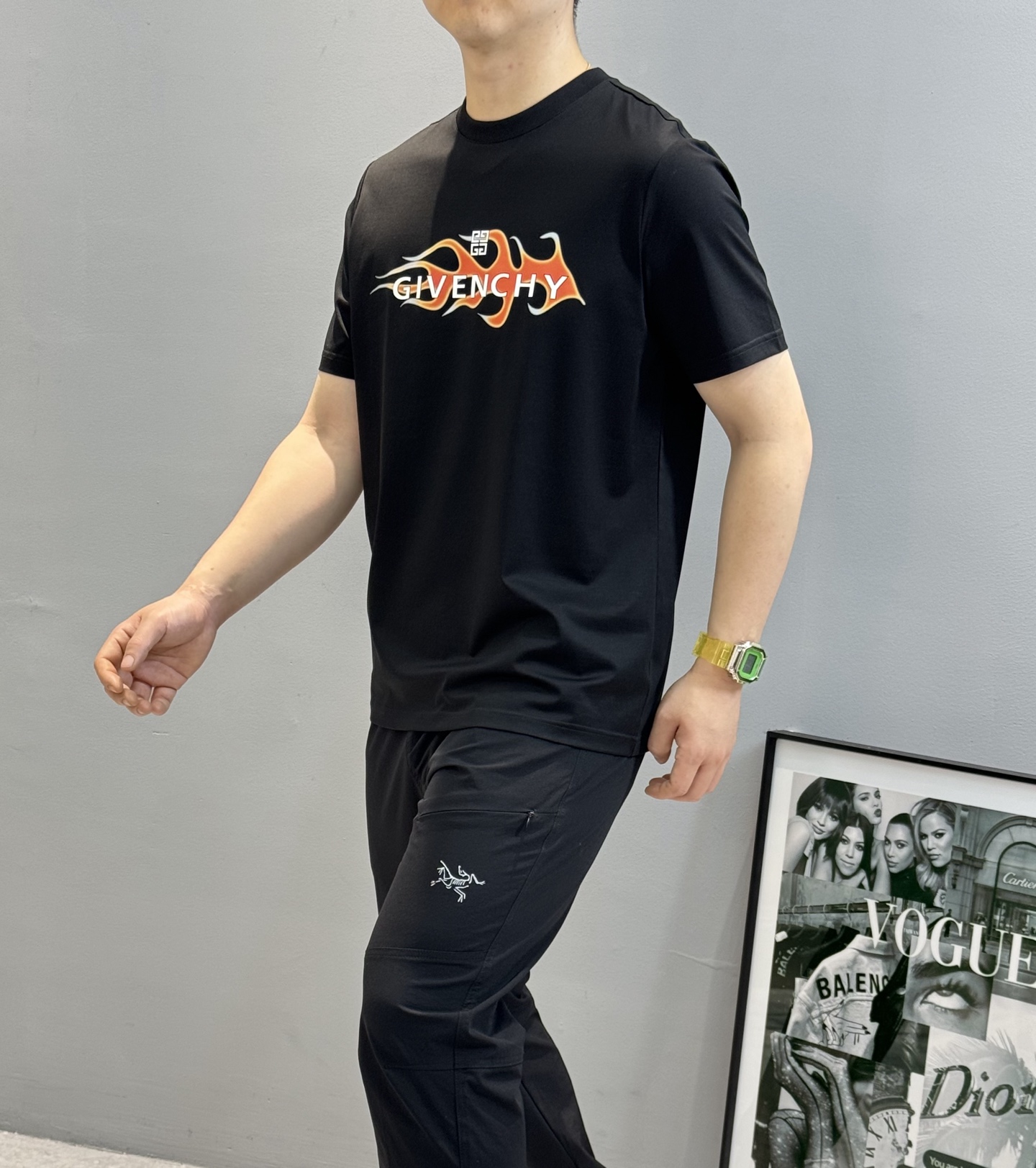 
        Givench*y纪梵希2025s新品丝光棉短袖T恤，胸前品牌字母图形高温烫画设计.减