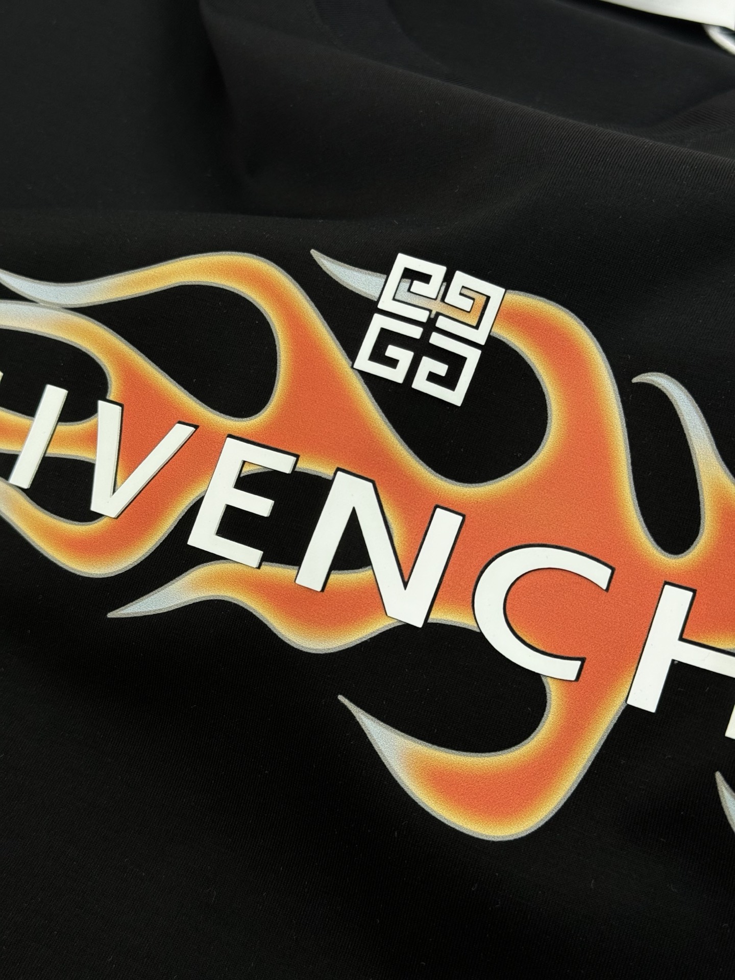 
        Givench*y纪梵希2025s新品丝光棉短袖T恤，胸前品牌字母图形高温烫画设计.减