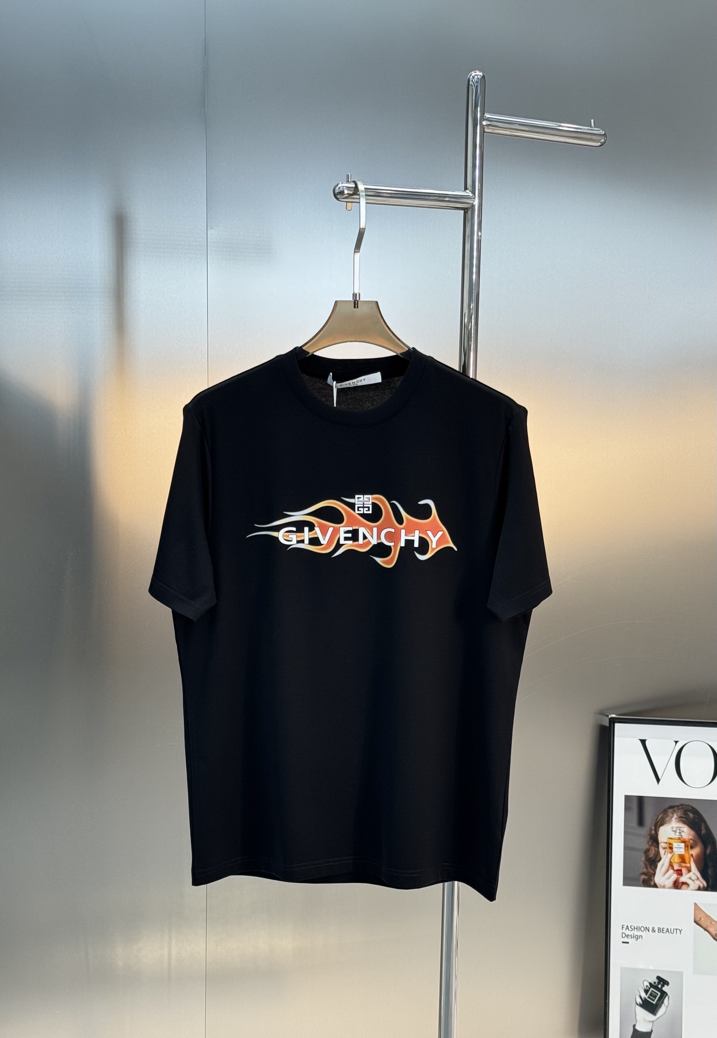 
        Givench*y纪梵希2025s新品丝光棉短袖T恤，胸前品牌字母图形高温烫画设计.减