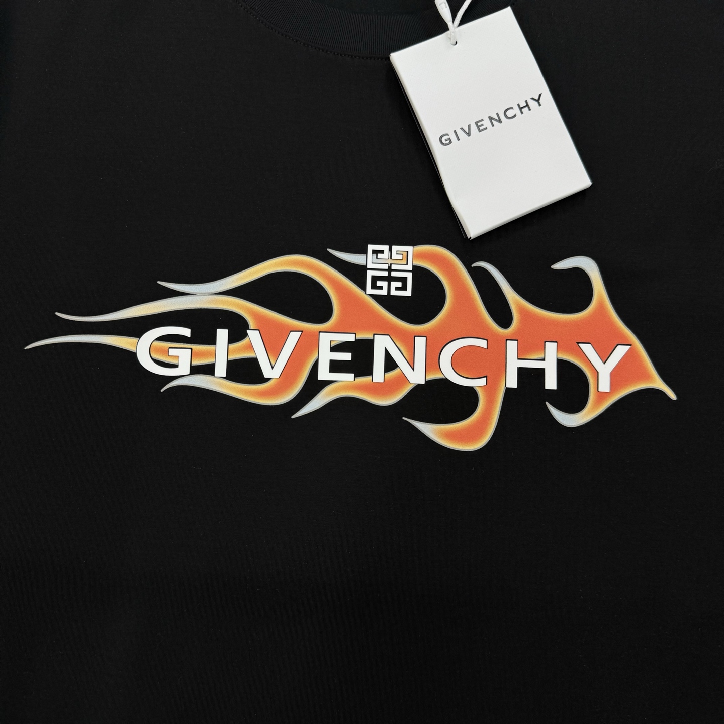 
        Givench*y纪梵希2025s新品丝光棉短袖T恤，胸前品牌字母图形高温烫画设计.减