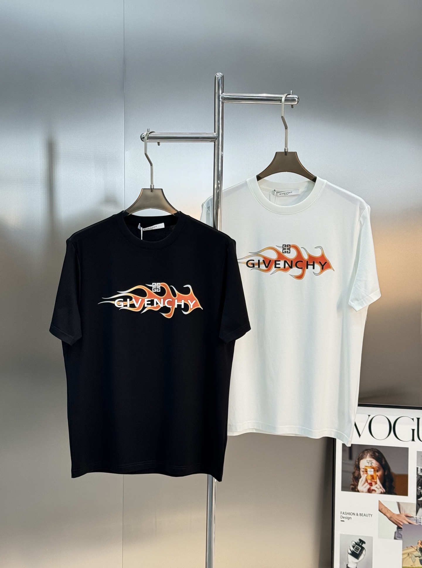 
        Givench*y纪梵希2025s新品丝光棉短袖T恤，胸前品牌字母图形高温烫画设计.减
