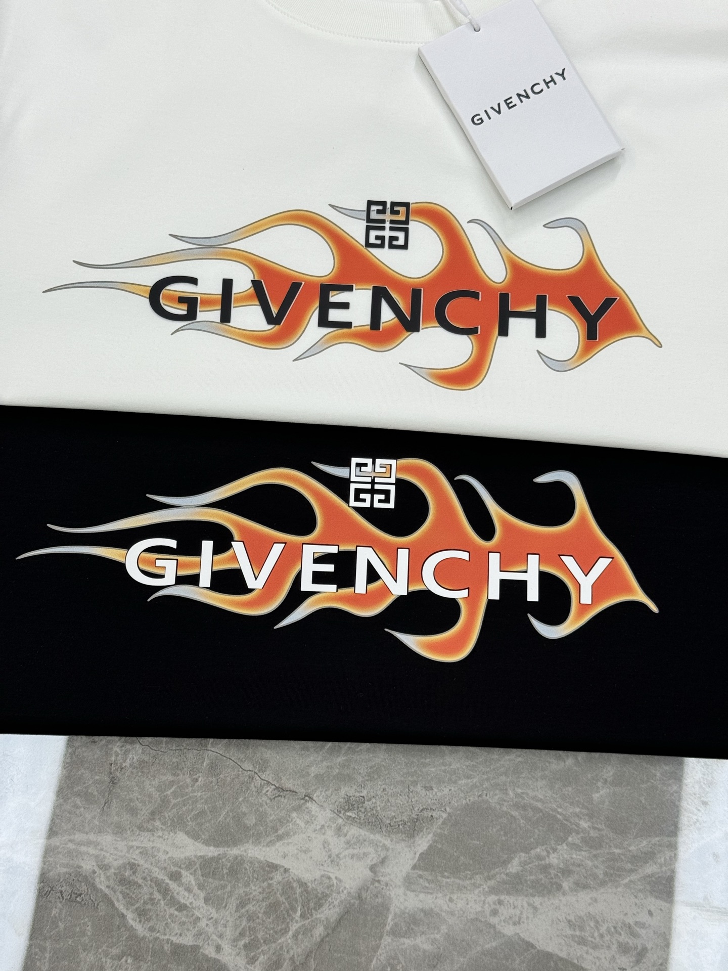 
        Givench*y纪梵希2025s新品丝光棉短袖T恤，胸前品牌字母图形高温烫画设计.减