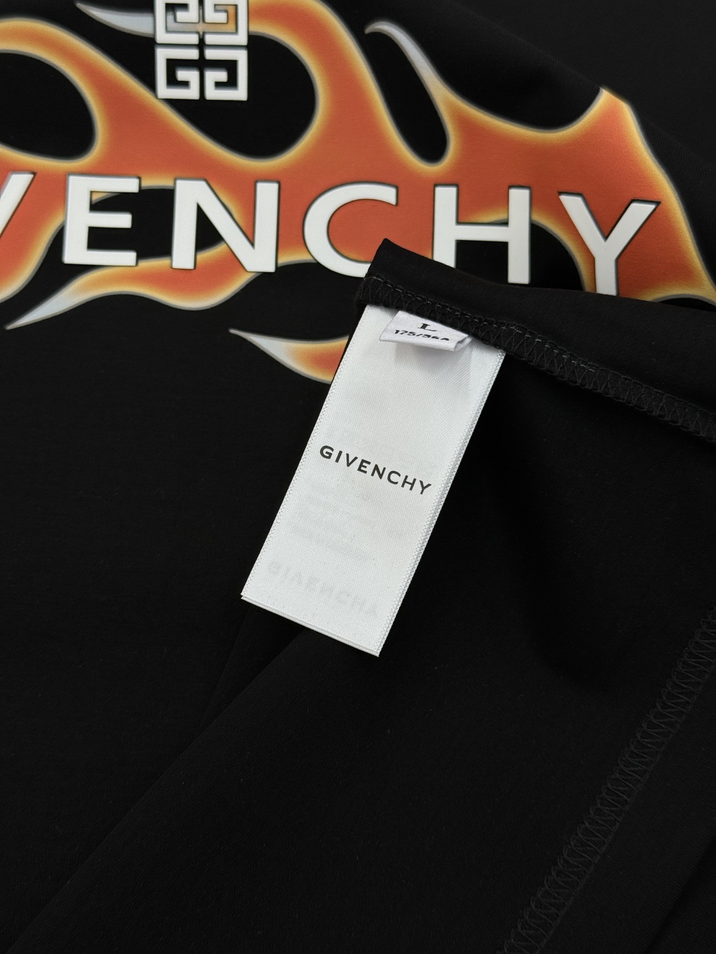 
        Givench*y纪梵希2025s新品丝光棉短袖T恤，胸前品牌字母图形高温烫画设计.减