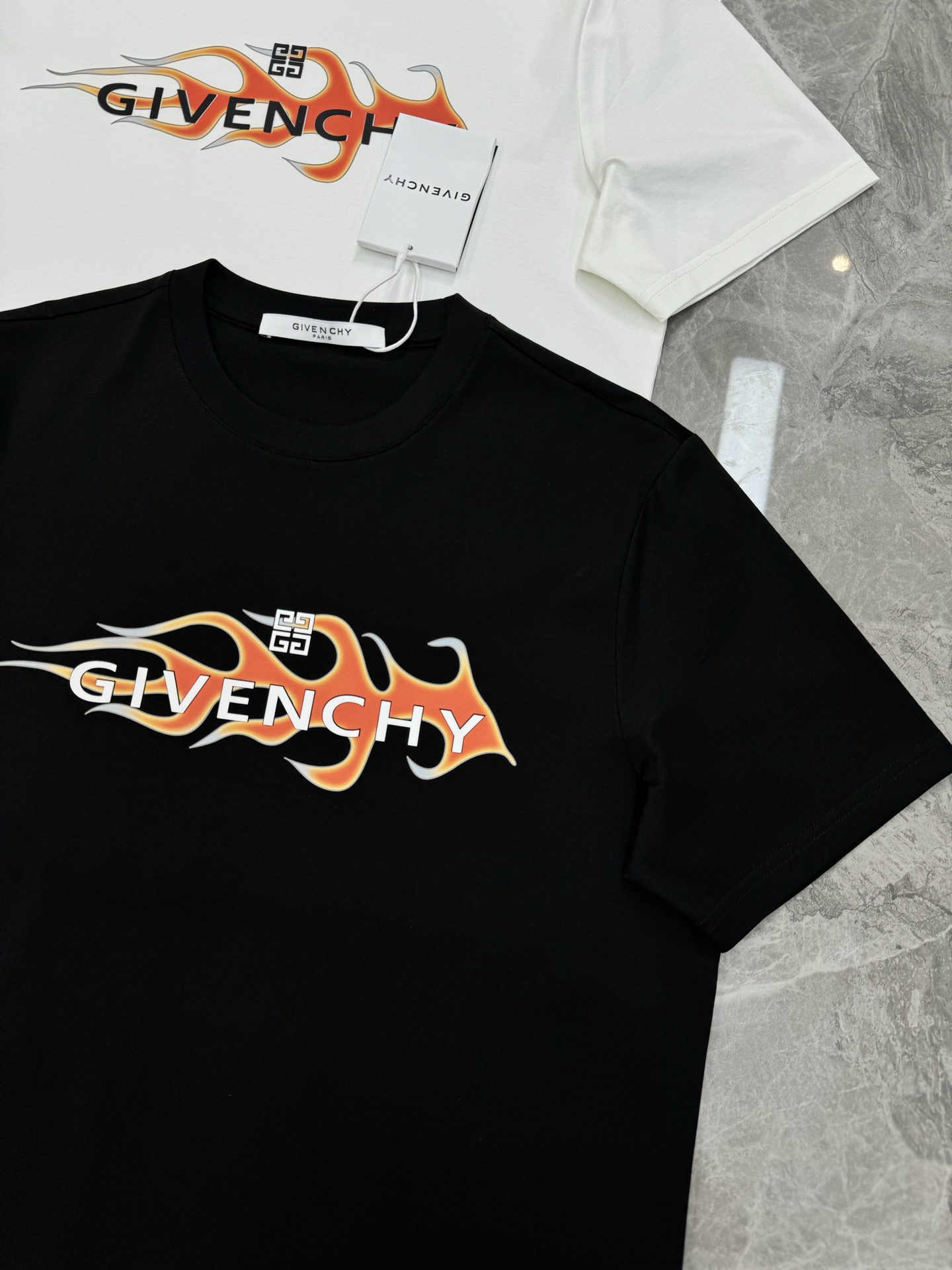 
        Givench*y纪梵希2025s新品丝光棉短袖T恤，胸前品牌字母图形高温烫画设计.减