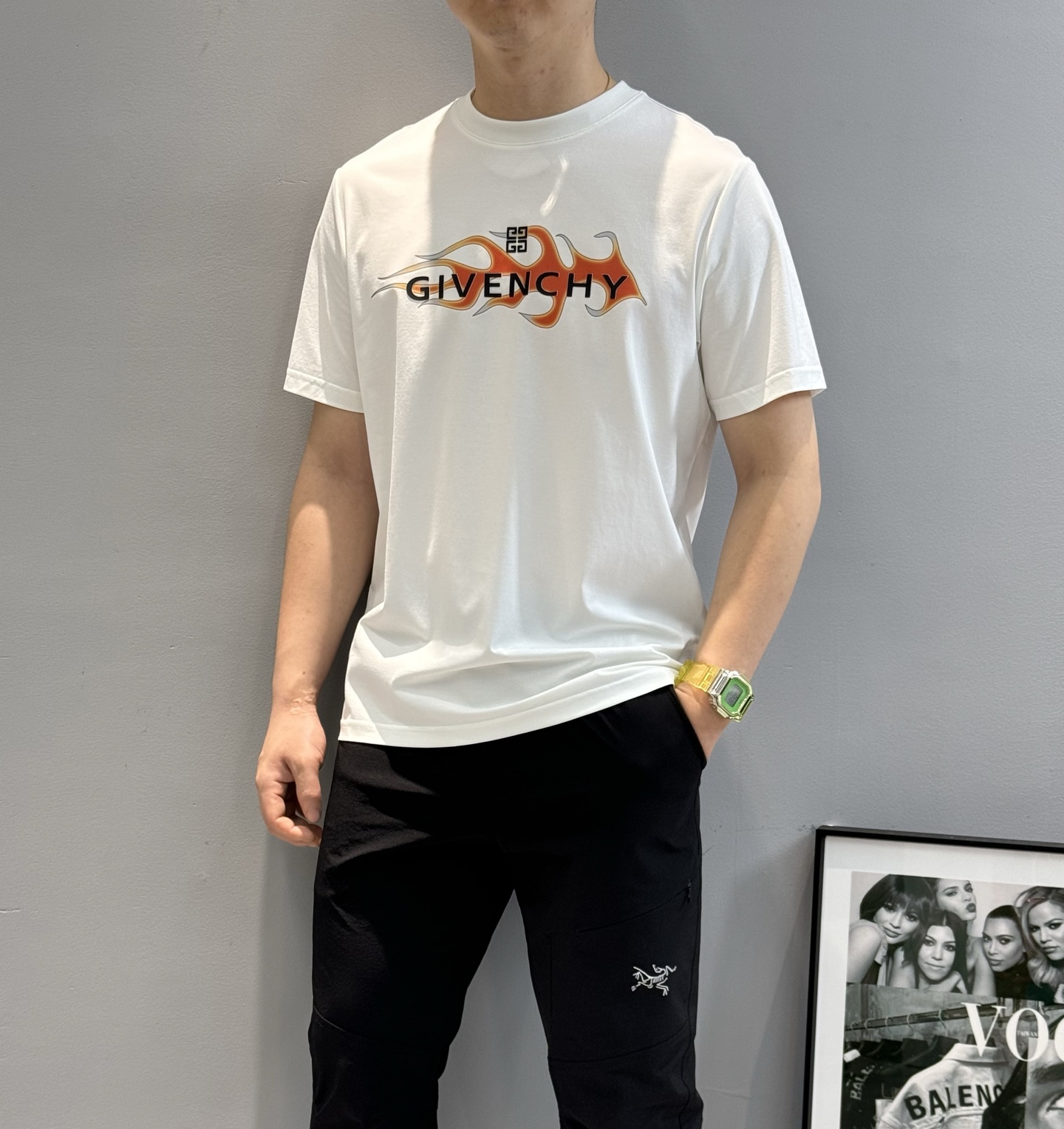 
        Givench*y纪梵希2025s新品丝光棉短袖T恤，胸前品牌字母图形高温烫画设计.减