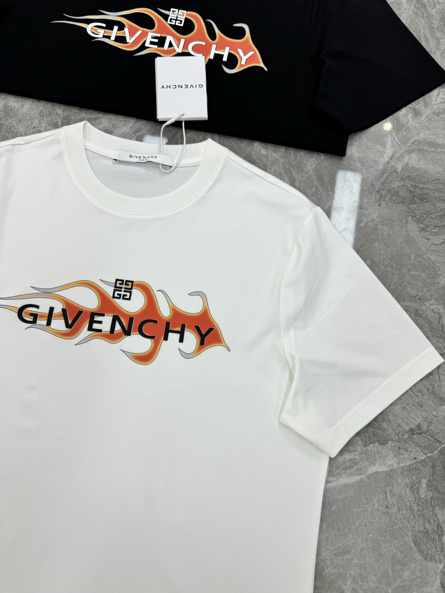 
        Givench*y纪梵希2025s新品丝光棉短袖T恤，胸前品牌字母图形高温烫画设计.减