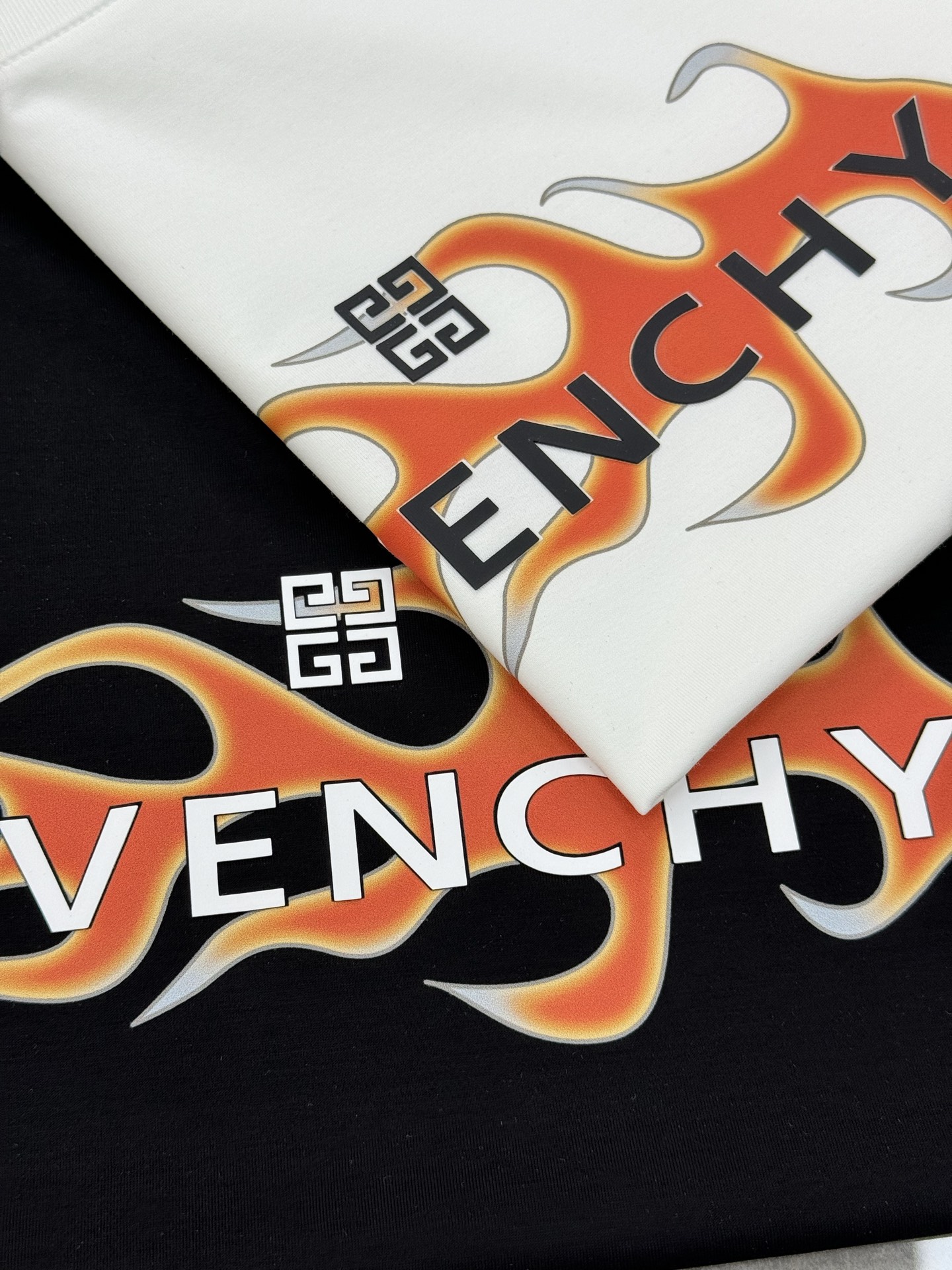 
        Givench*y纪梵希2025s新品丝光棉短袖T恤，胸前品牌字母图形高温烫画设计.减