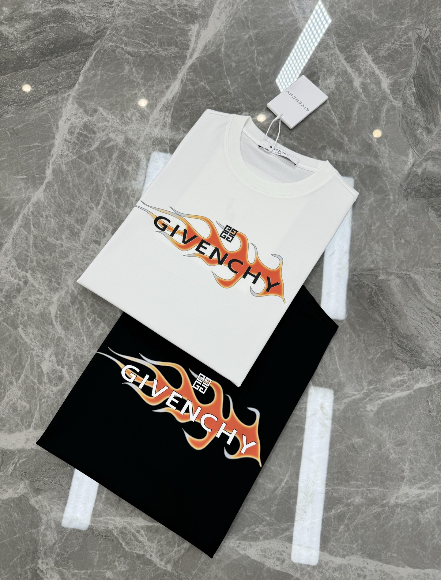 
        Givench*y纪梵希2025s新品丝光棉短袖T恤，胸前品牌字母图形高温烫画设计.减