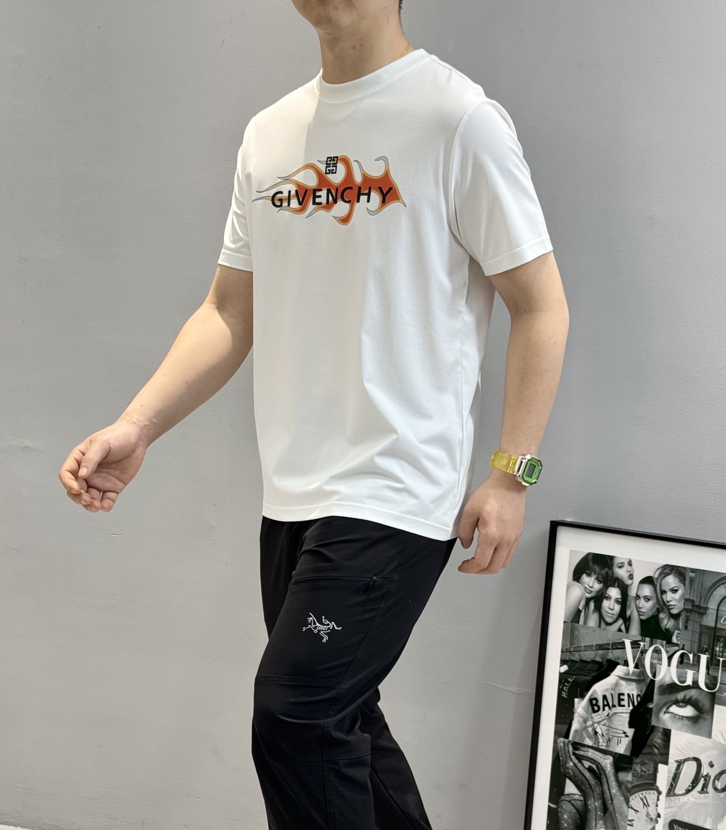 
        Givench*y纪梵希2025s新品丝光棉短袖T恤，胸前品牌字母图形高温烫画设计.减