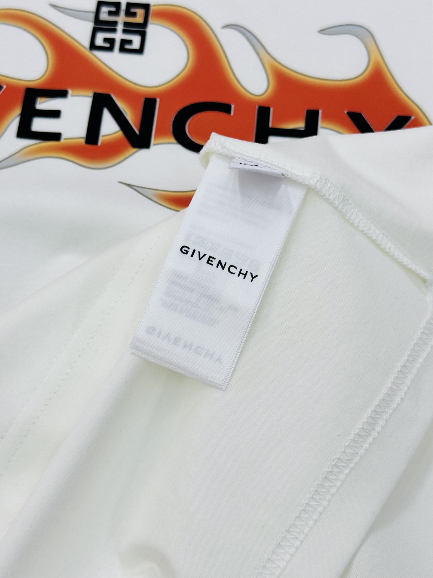 
        Givench*y纪梵希2025s新品丝光棉短袖T恤，胸前品牌字母图形高温烫画设计.减