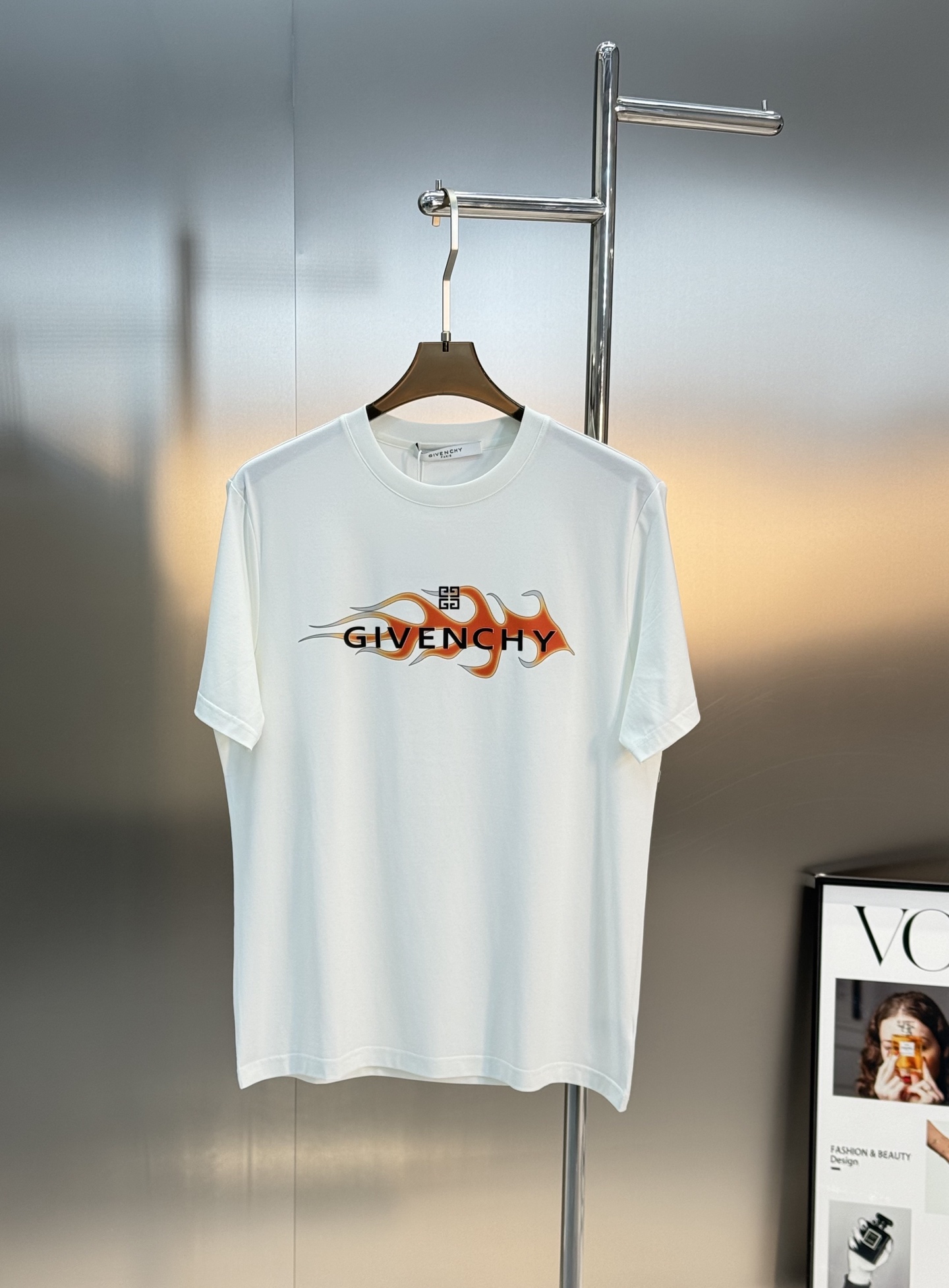 
        Givench*y纪梵希2025s新品丝光棉短袖T恤，胸前品牌字母图形高温烫画设计.减