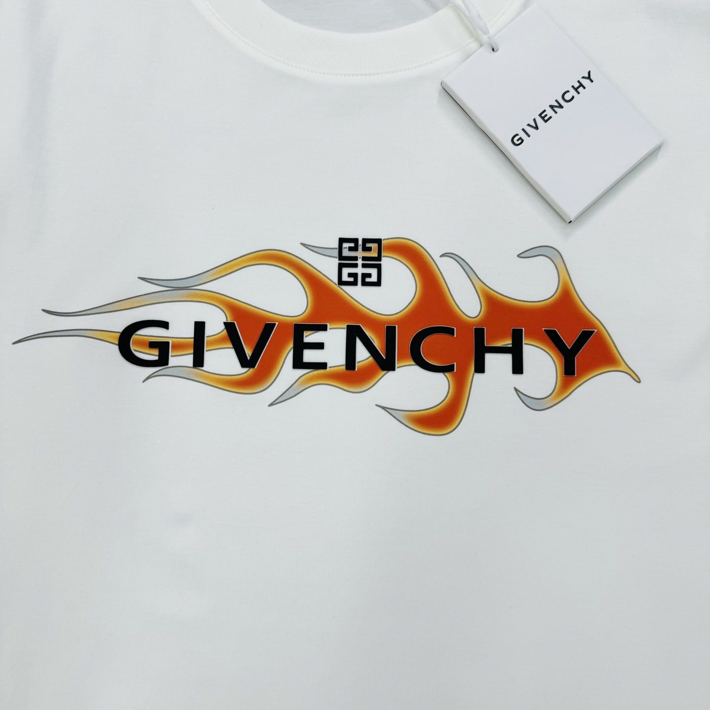
        Givench*y纪梵希2025s新品丝光棉短袖T恤，胸前品牌字母图形高温烫画设计.减