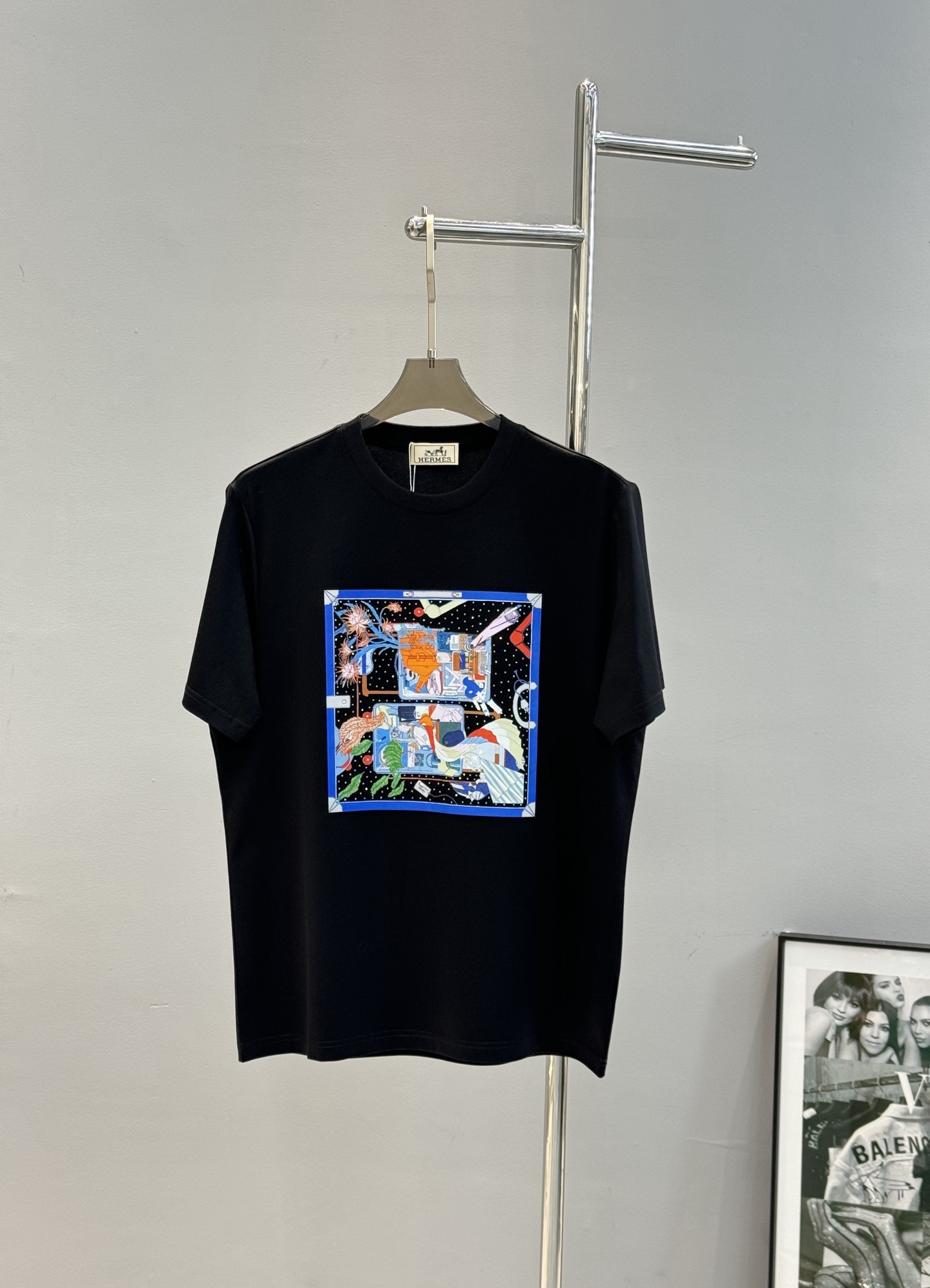
        HERM*S爱马仕25s新款丝光棉T恤.新品为全新系列注入满满活力，这款单品用心甄选1