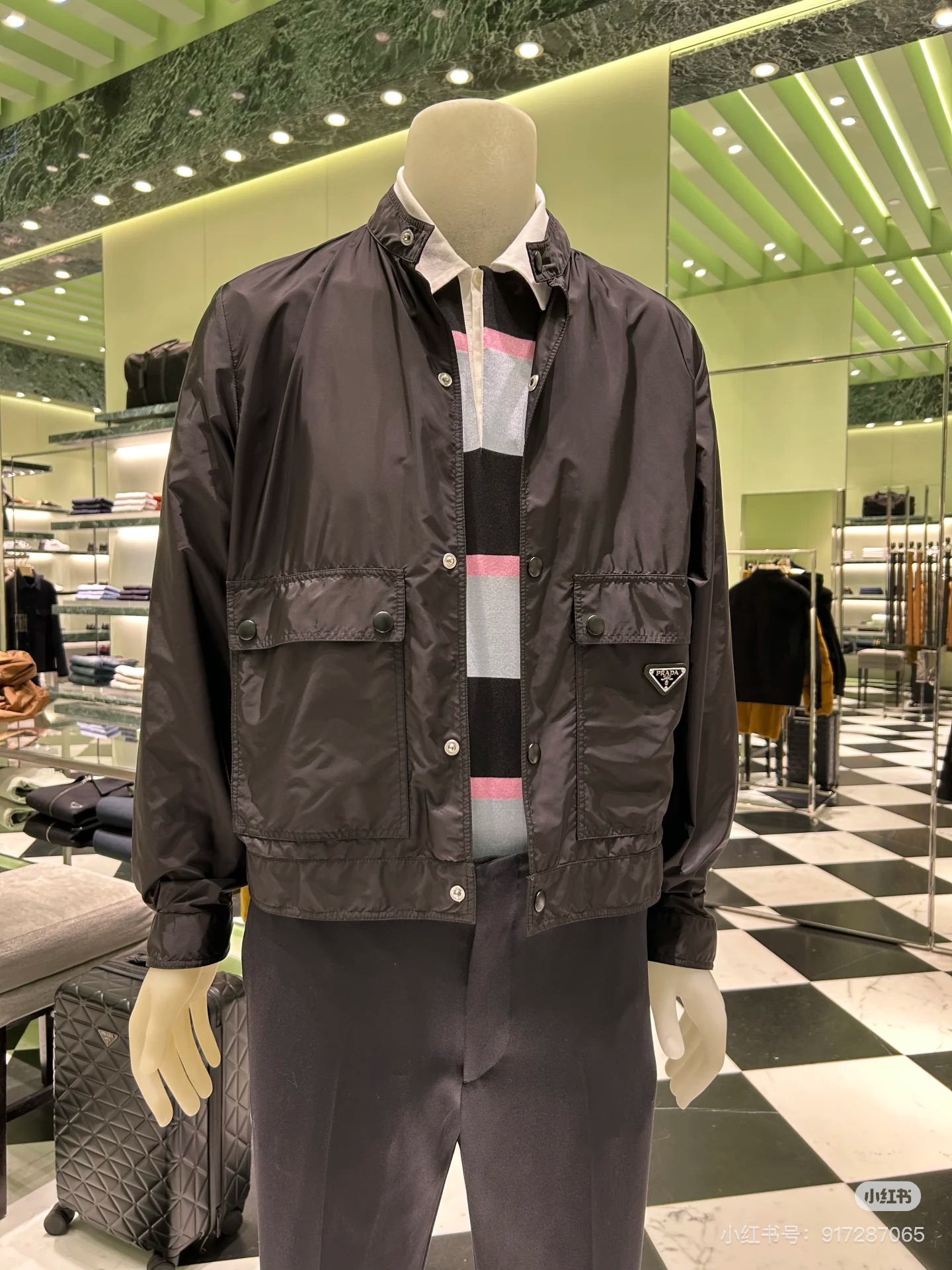 NO:954721,PRAD*Prada 2026SS new product. Technical fabric is a must-have outdoor UV-resistant, high-strength, lightweight jacket. A jacket of this fabric is released every year. Regular customers know that this fabric is easy to wear. Chaoji comfortable fabric composition: 76 nylon + 24 spandex. The surface is slippery but the feel is soft. 2026 super exclusive limited edition!  Color black. European size M~3XL,,prada,prada,jackets & coats,jackets & coats,19860909PRAD*普拉达2026SS新品.科技面料户外必备防紫外线高强弹力轻薄外套.每年都会出一款这种面料的夹克.老顾客都知道这种面料好穿 chaoji舒服面料成份: 76锦纶+24氨纶.表面滑料但手感是柔软.2026超极独家限定款！颜色黑色.欧码M~3XL,,prada,prada,jackets & coats,jackets & coats,,Men's clothing