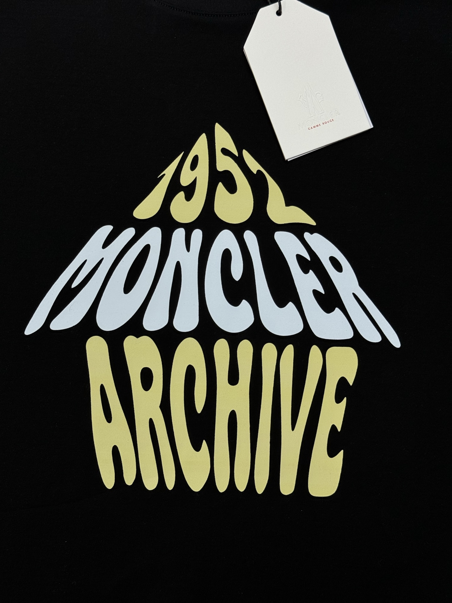 
MON CLE*蒙-口25s夏季新款圆领短袖.品牌图形LOGO辨识度鲜明超级走心！！！袖子搭配经典小帽