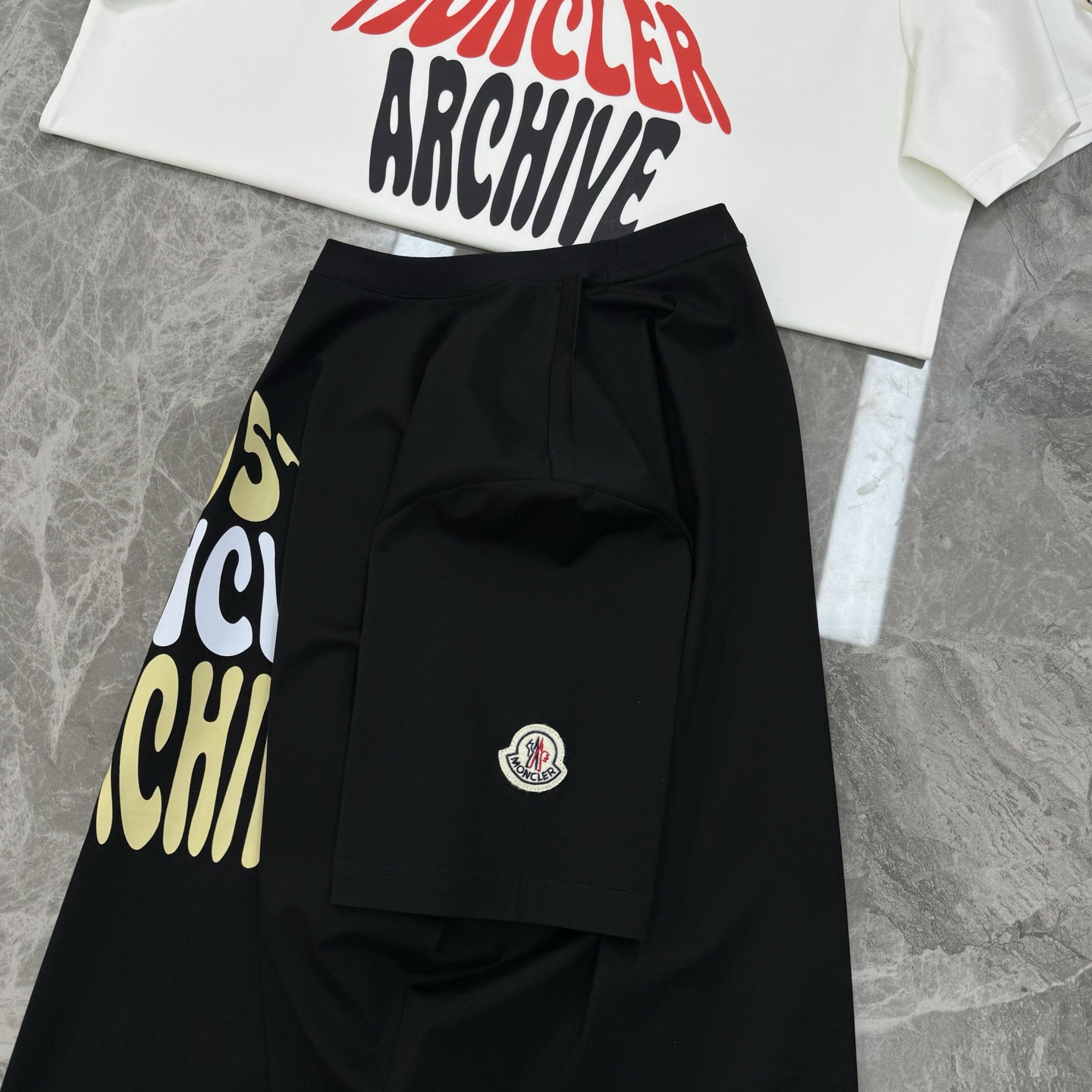 
MON CLE*蒙-口25s夏季新款圆领短袖.品牌图形LOGO辨识度鲜明超级走心！！！袖子搭配经典小帽
