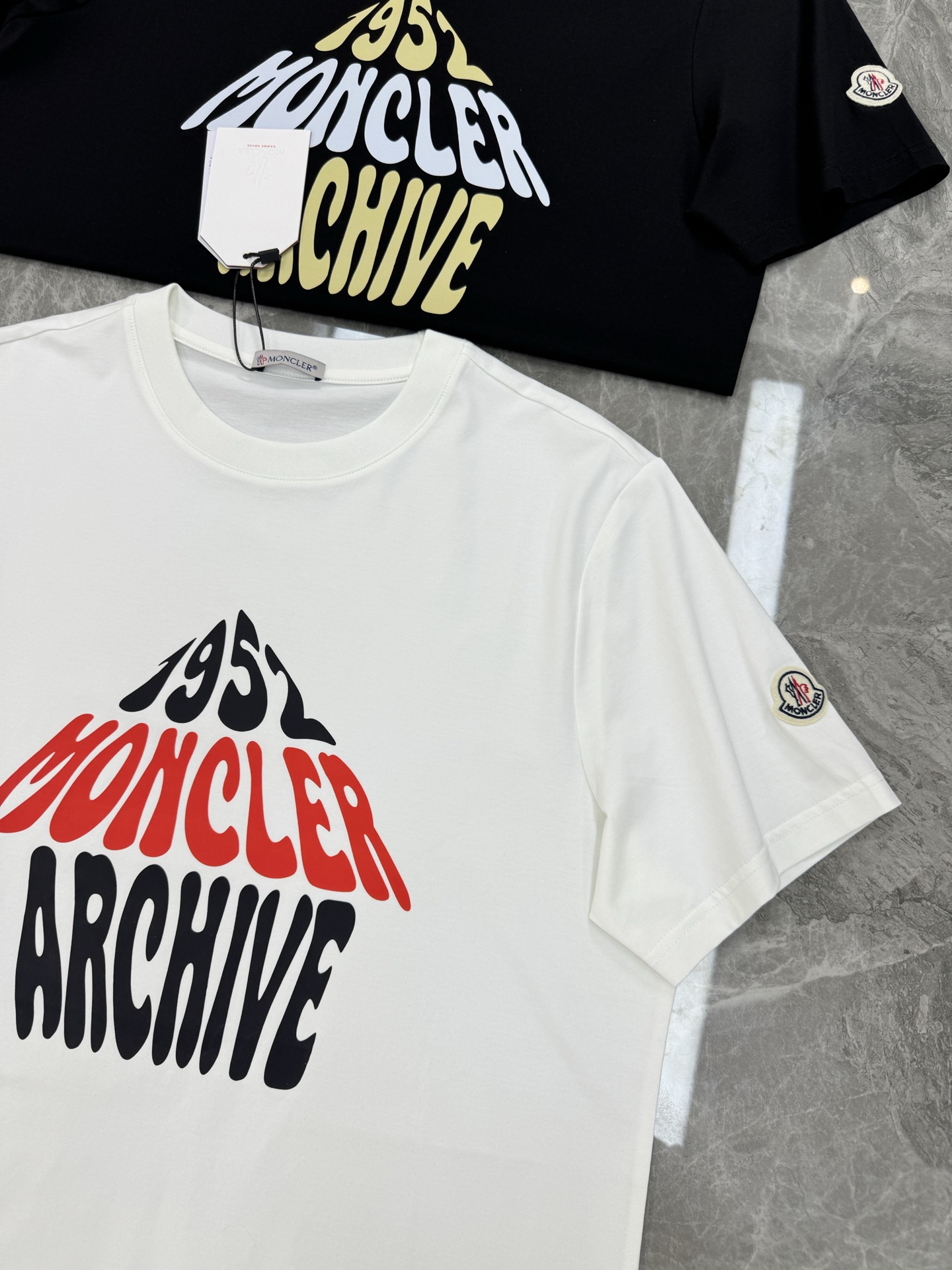 
MON CLE*蒙-口25s夏季新款圆领短袖.品牌图形LOGO辨识度鲜明超级走心！！！袖子搭配经典小帽