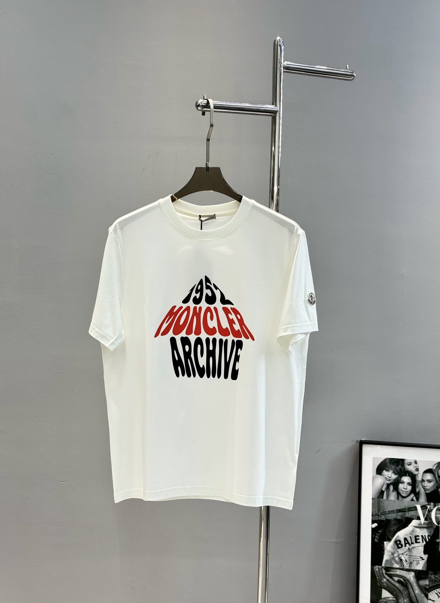 
MON CLE*蒙-口25s夏季新款圆领短袖.品牌图形LOGO辨识度鲜明超级走心！！！袖子搭配经典小帽