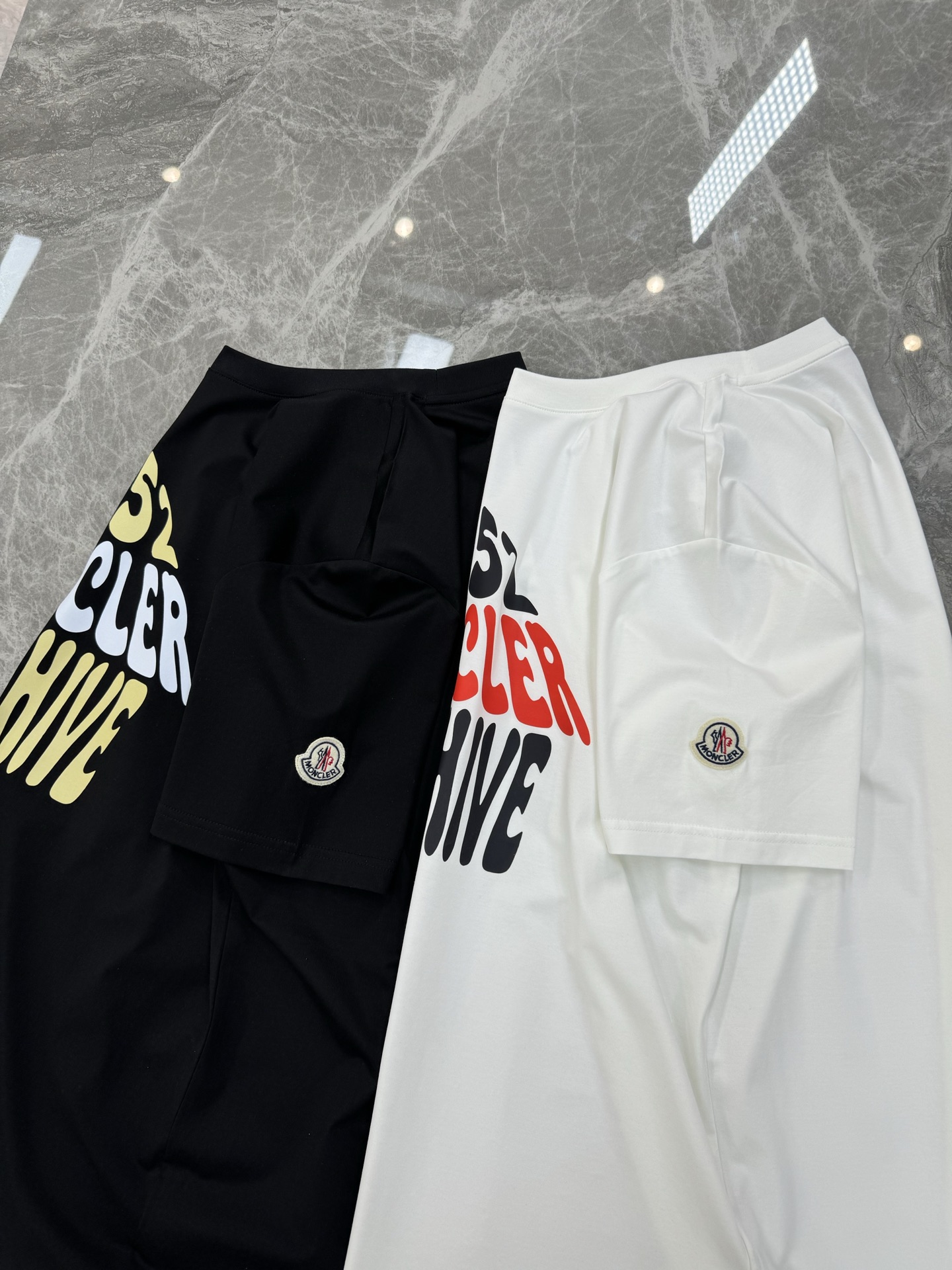 
MON CLE*蒙-口25s夏季新款圆领短袖.品牌图形LOGO辨识度鲜明超级走心！！！袖子搭配经典小帽