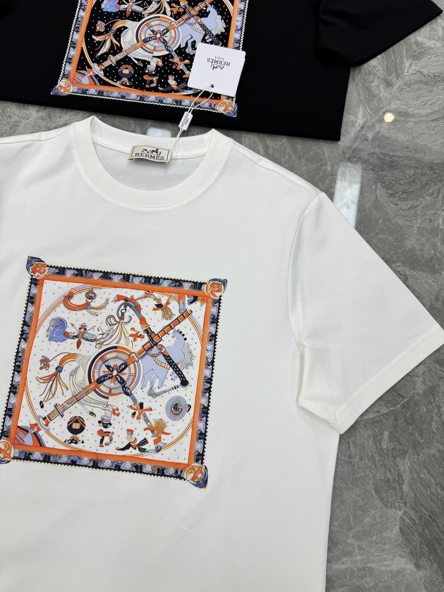
HERM*S爱马仕25s新款丝光棉T恤.新品为全新系列注入满满活力，这款单品用心甄选190g丝光棉面料