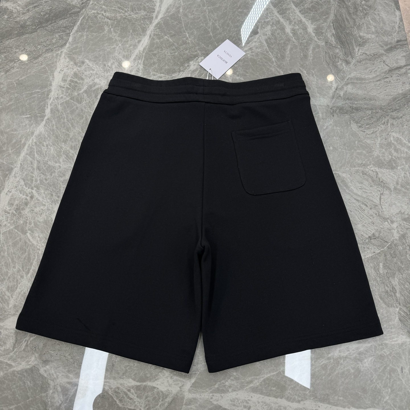 
        BOTTEG VENETA 葆蝶家 25sSS春夏新品 高克重os版型五分短裤🩳前身极