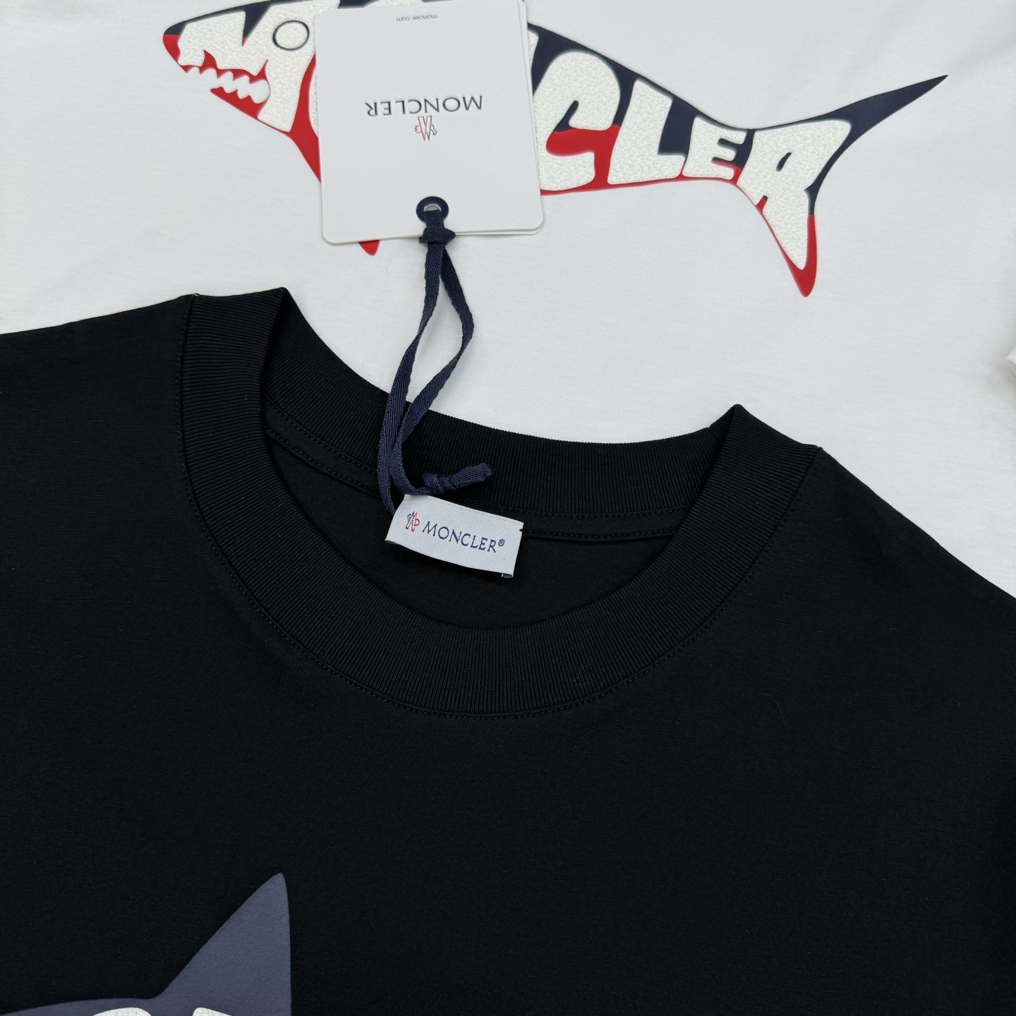 
        Moncler*蒙口25s圆领T恤.新款小鱼造型.减龄有活力！干干净净的纯色.胸口精致