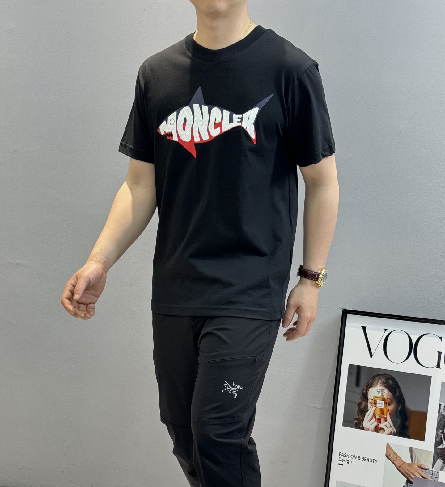 
        Moncler*蒙口25s圆领T恤.新款小鱼造型.减龄有活力！干干净净的纯色.胸口精致