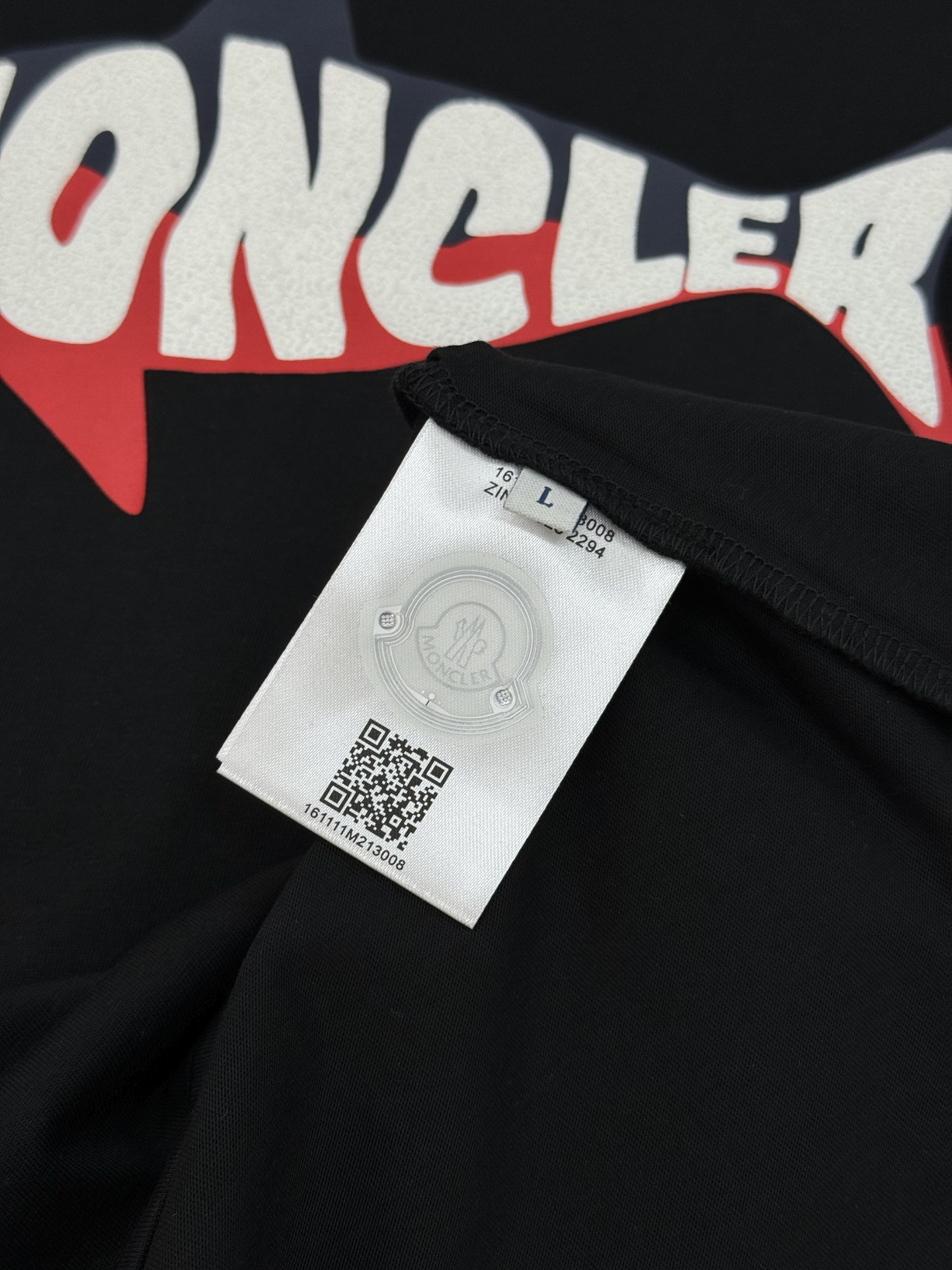 
        Moncler*蒙口25s圆领T恤.新款小鱼造型.减龄有活力！干干净净的纯色.胸口精致