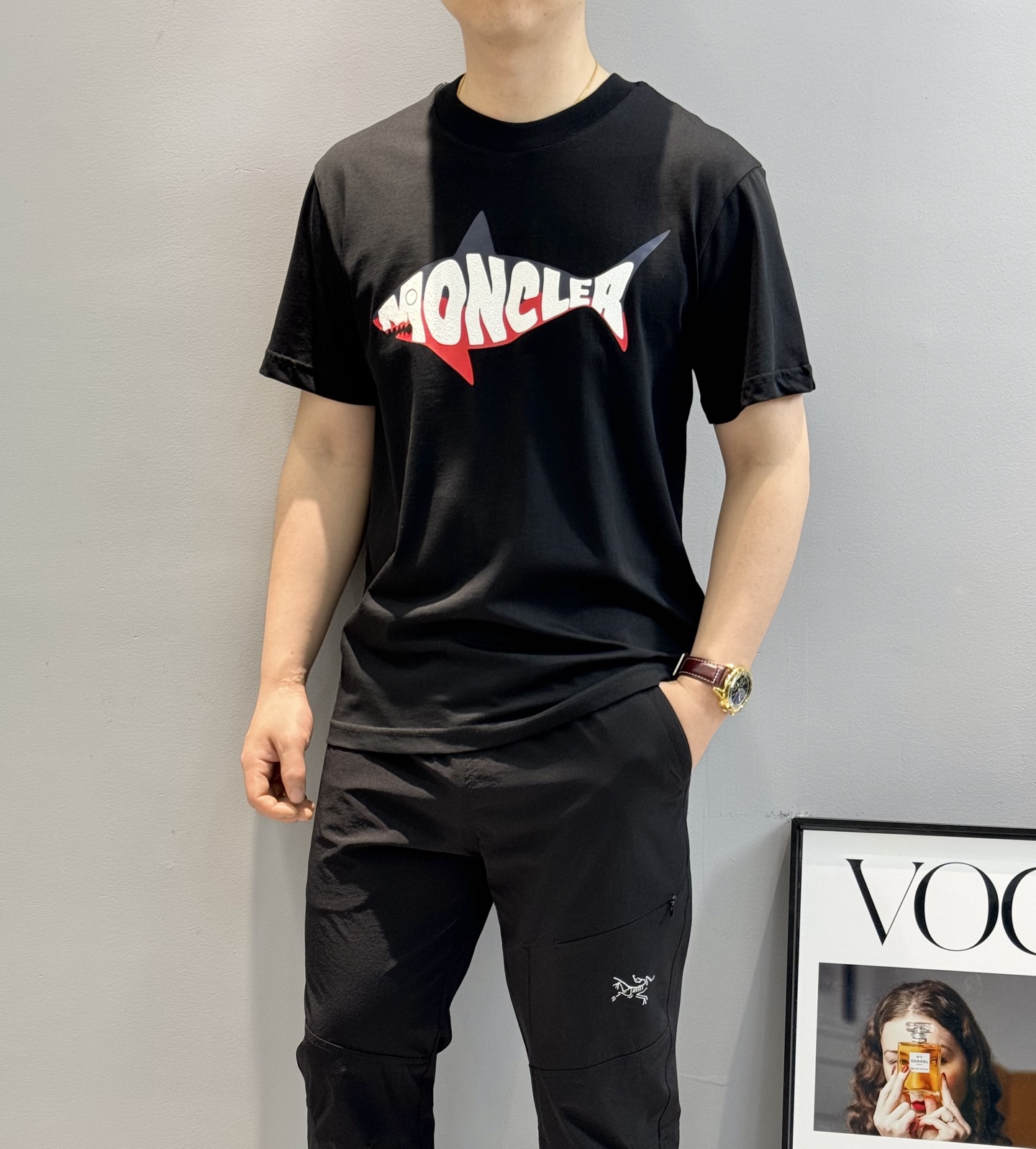 
        Moncler*蒙口25s圆领T恤.新款小鱼造型.减龄有活力！干干净净的纯色.胸口精致