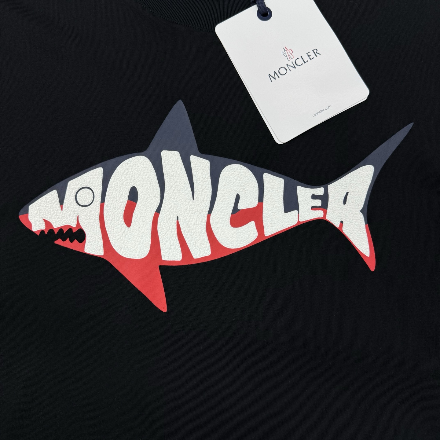 
        Moncler*蒙口25s圆领T恤.新款小鱼造型.减龄有活力！干干净净的纯色.胸口精致