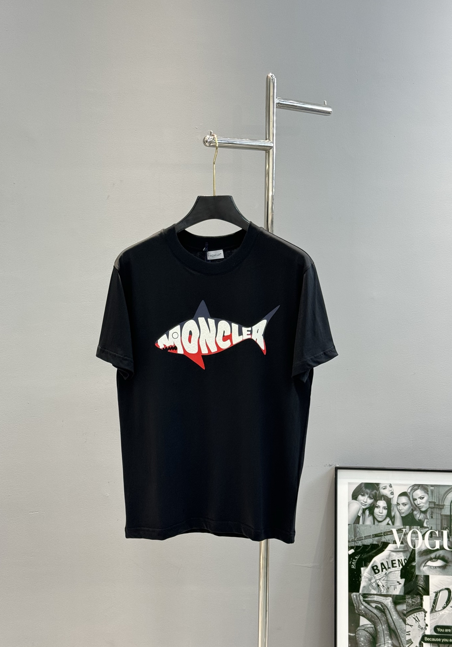 
        Moncler*蒙口25s圆领T恤.新款小鱼造型.减龄有活力！干干净净的纯色.胸口精致