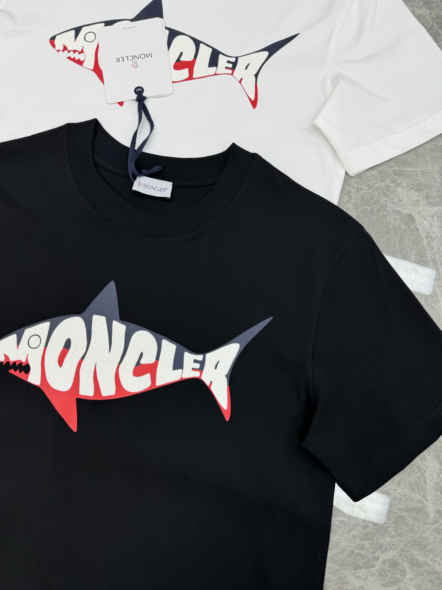 
        Moncler*蒙口25s圆领T恤.新款小鱼造型.减龄有活力！干干净净的纯色.胸口精致