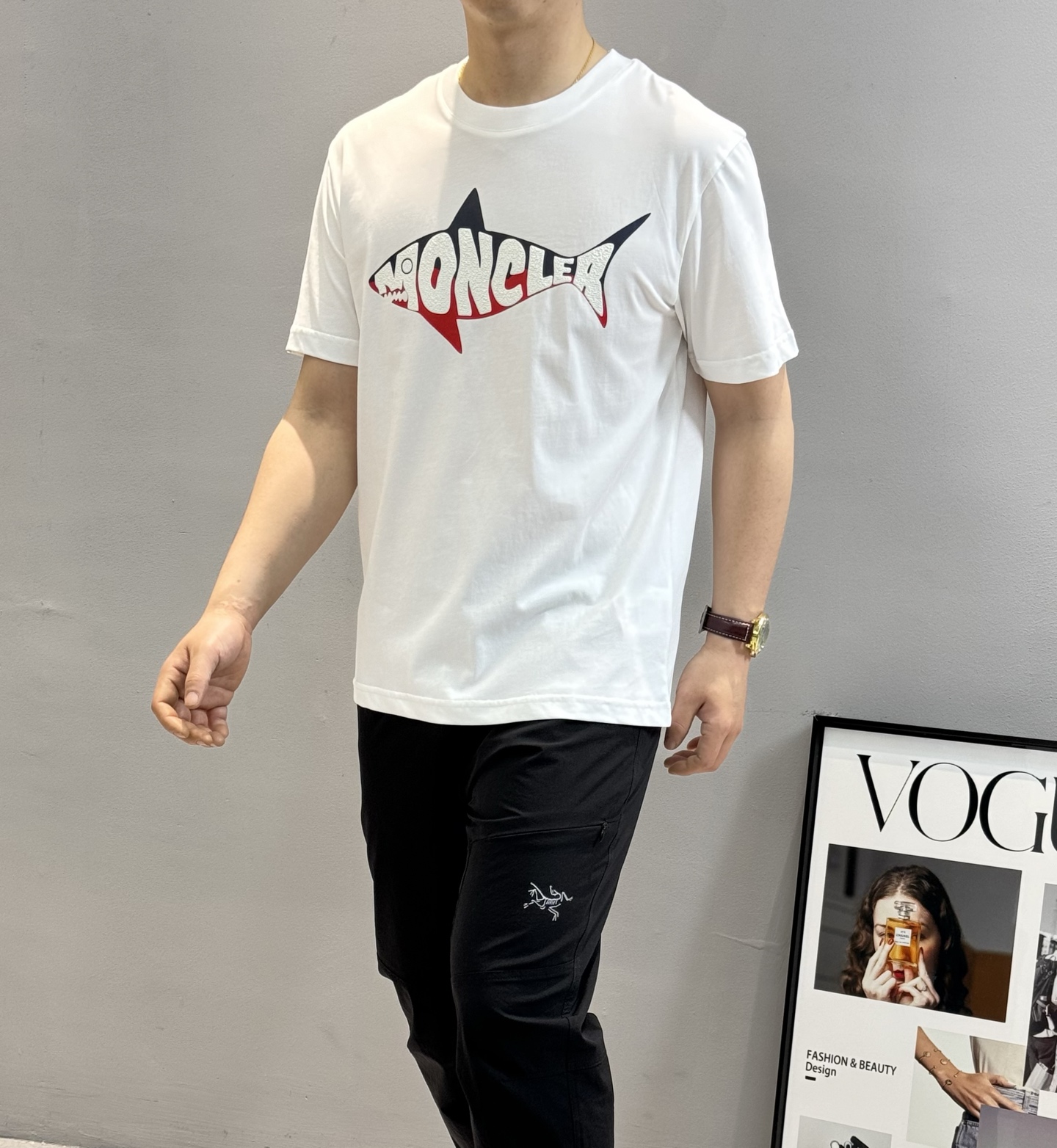 
        Moncler*蒙口25s圆领T恤.新款小鱼造型.减龄有活力！干干净净的纯色.胸口精致