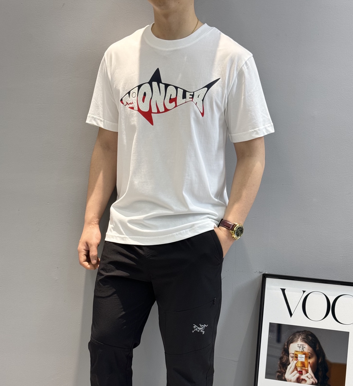 
        Moncler*蒙口25s圆领T恤.新款小鱼造型.减龄有活力！干干净净的纯色.胸口精致