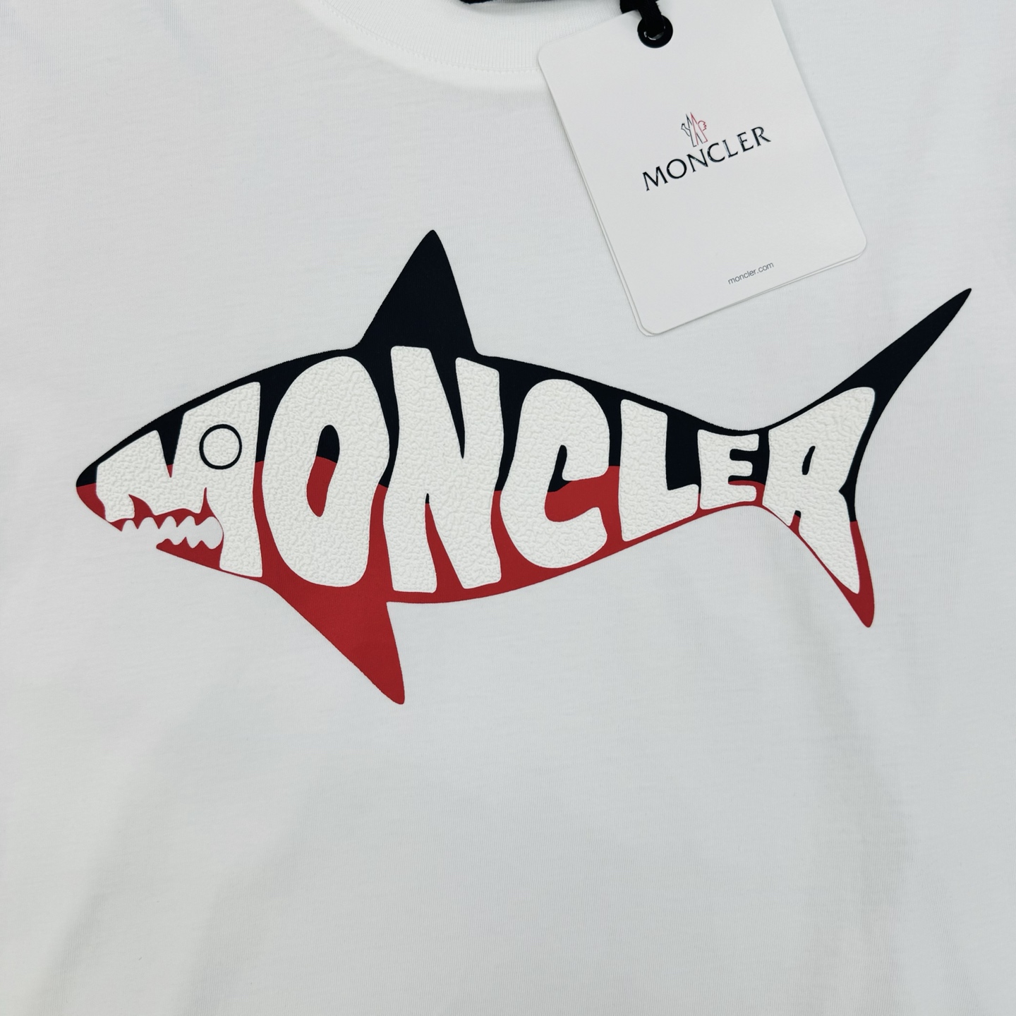 
        Moncler*蒙口25s圆领T恤.新款小鱼造型.减龄有活力！干干净净的纯色.胸口精致