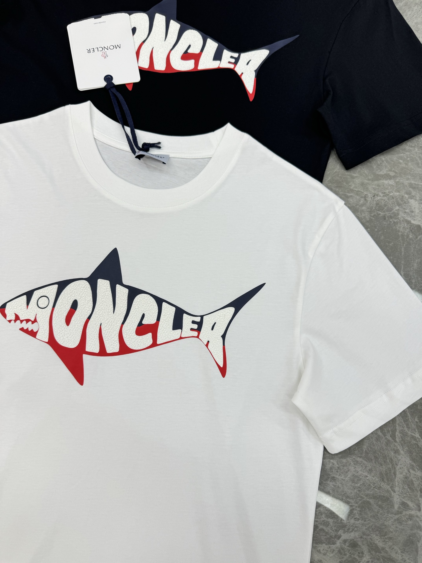 
        Moncler*蒙口25s圆领T恤.新款小鱼造型.减龄有活力！干干净净的纯色.胸口精致