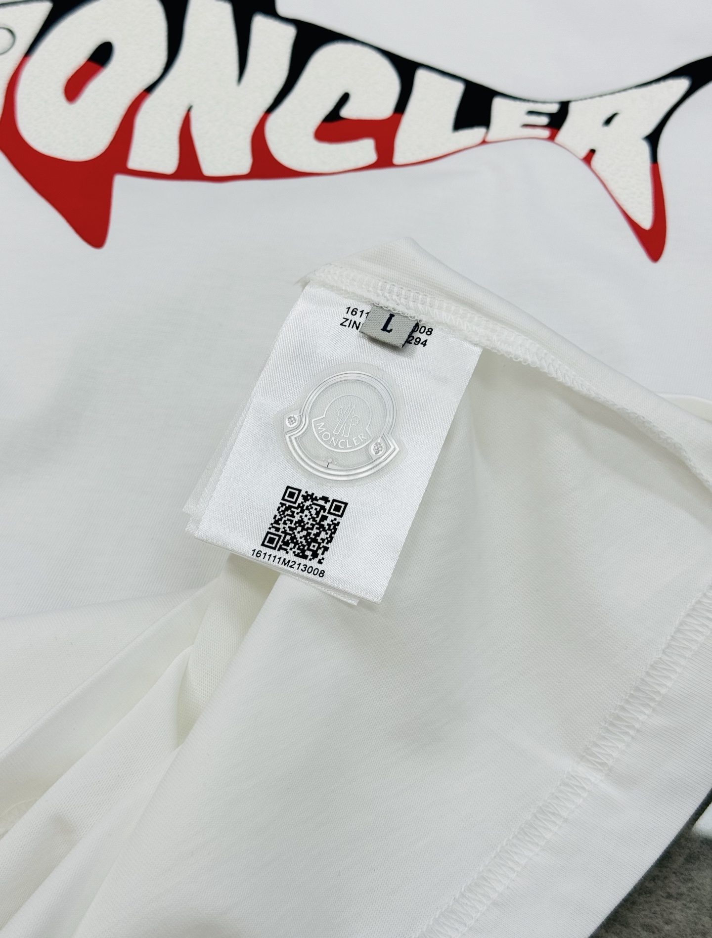 
        Moncler*蒙口25s圆领T恤.新款小鱼造型.减龄有活力！干干净净的纯色.胸口精致