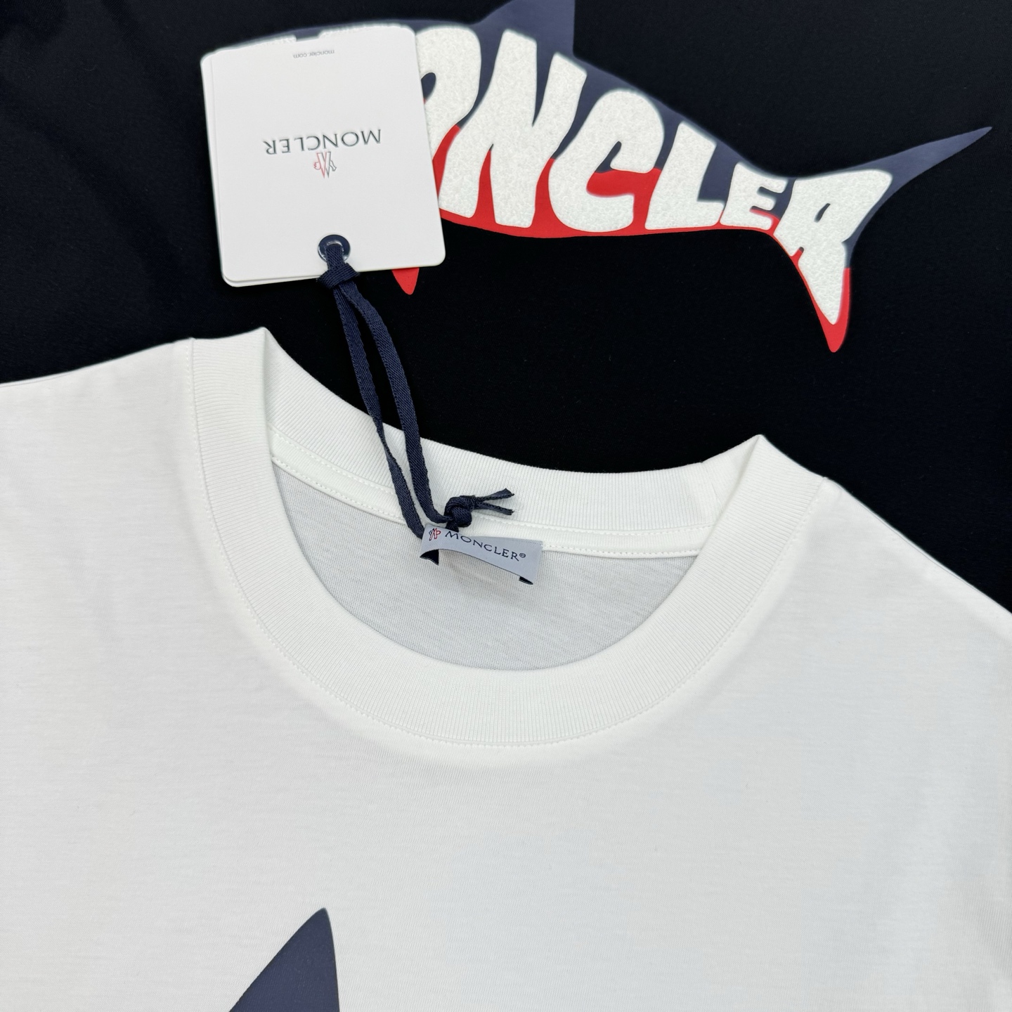 
        Moncler*蒙口25s圆领T恤.新款小鱼造型.减龄有活力！干干净净的纯色.胸口精致