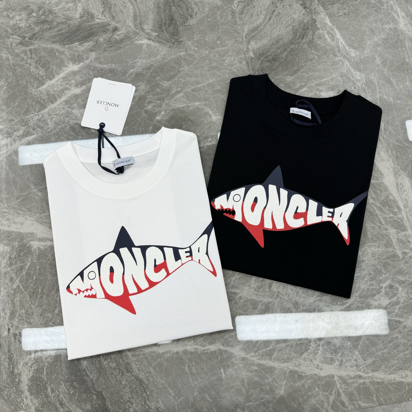 
        Moncler*蒙口25s圆领T恤.新款小鱼造型.减龄有活力！干干净净的纯色.胸口精致