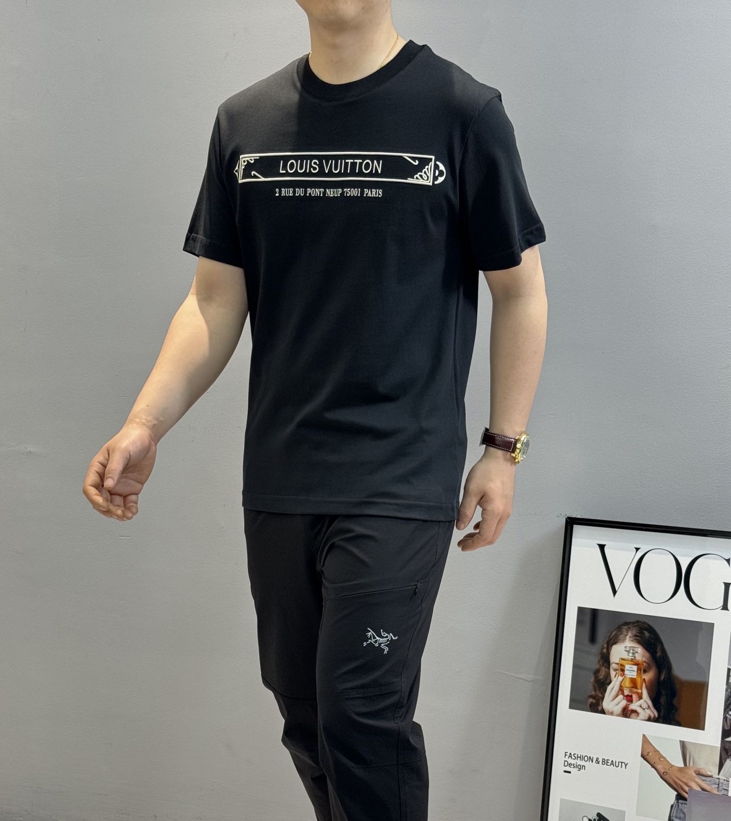 
        驴牌*2025欧美专柜同步最新，胸前最新字母立体绣花，3D立体.配色精美，面料采用lv