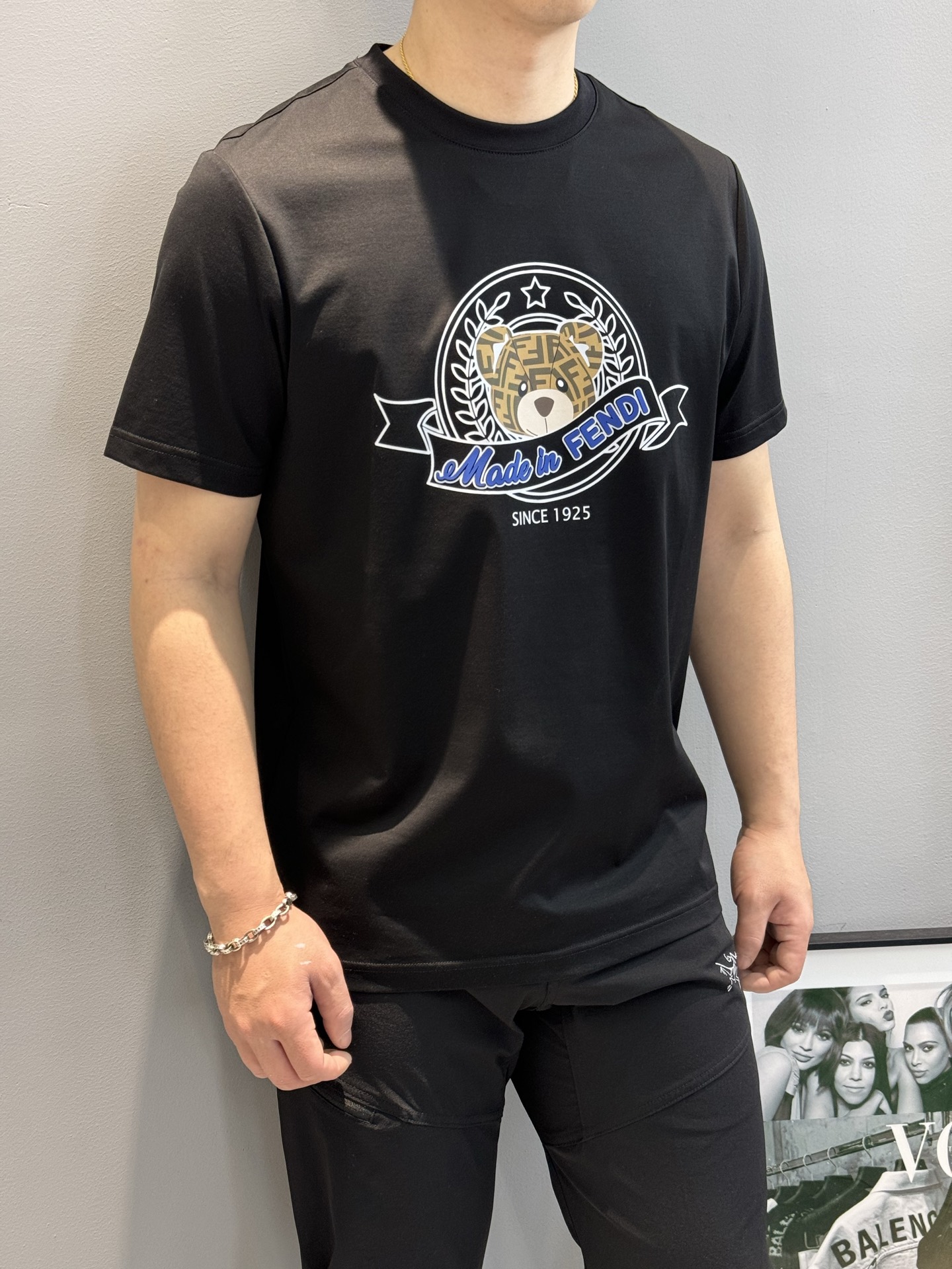 FEND*芬-迪25s春夏圆领T恤.优质190g丝光棉布制成，机织技术，相比于普通面料更加富有质感...