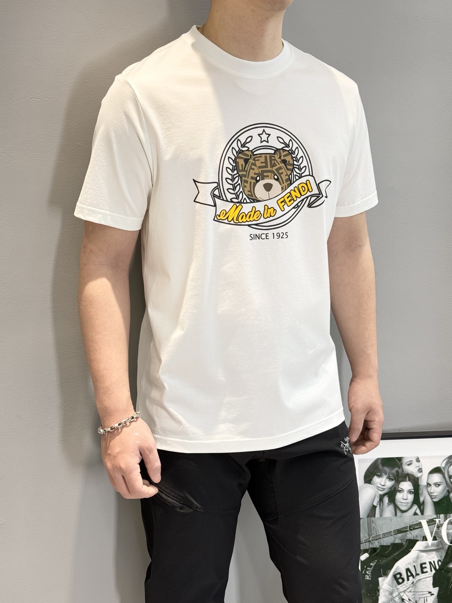 FEND*芬-迪25s春夏圆领T恤.优质190g丝光棉布制成，机织技术，相比于普通面料更加富有质感...